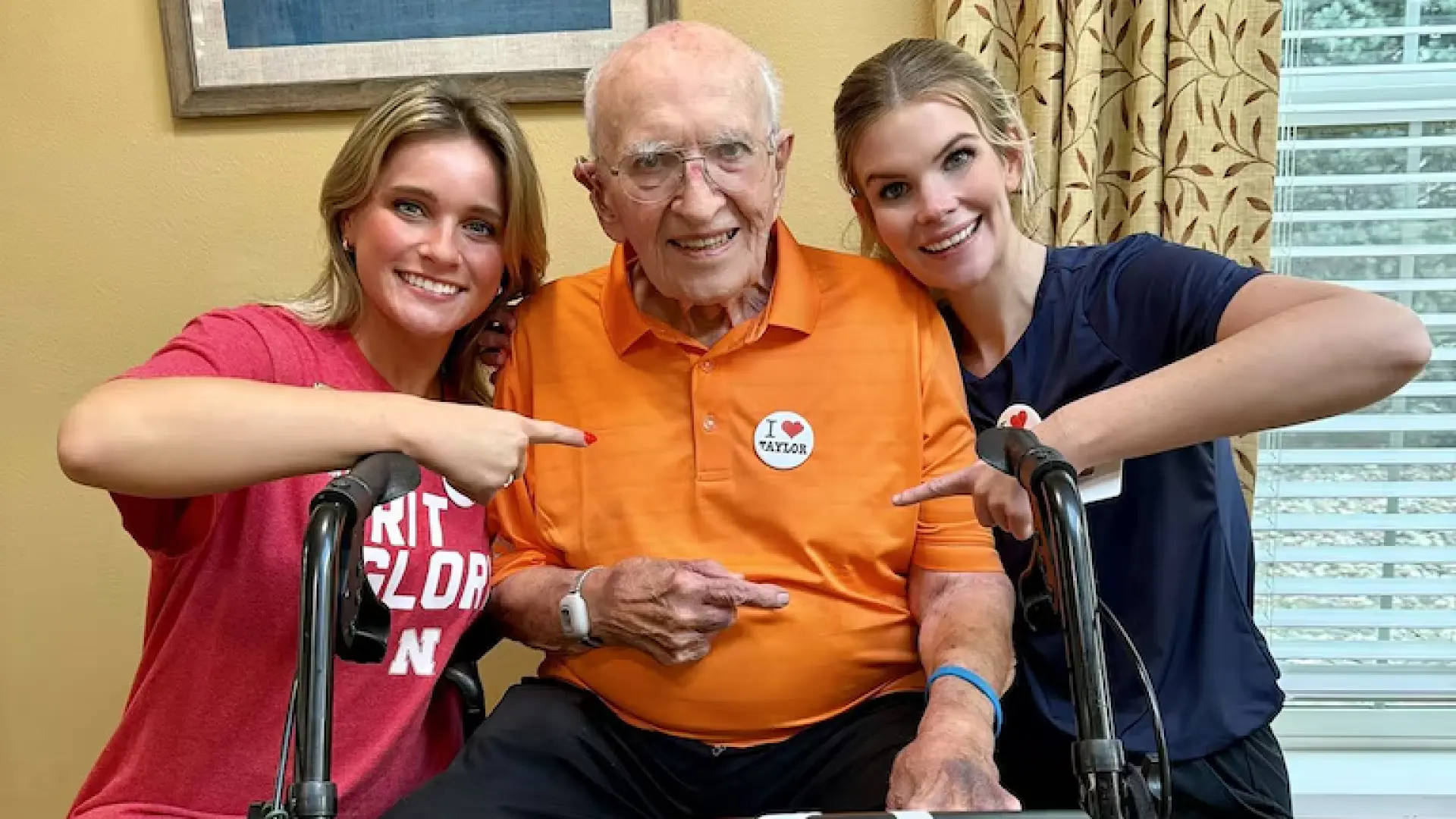 Tiene 95 años y lidera un club de fans de Taylor Swift en su residencia: así es Frank Uryasz Jr.
