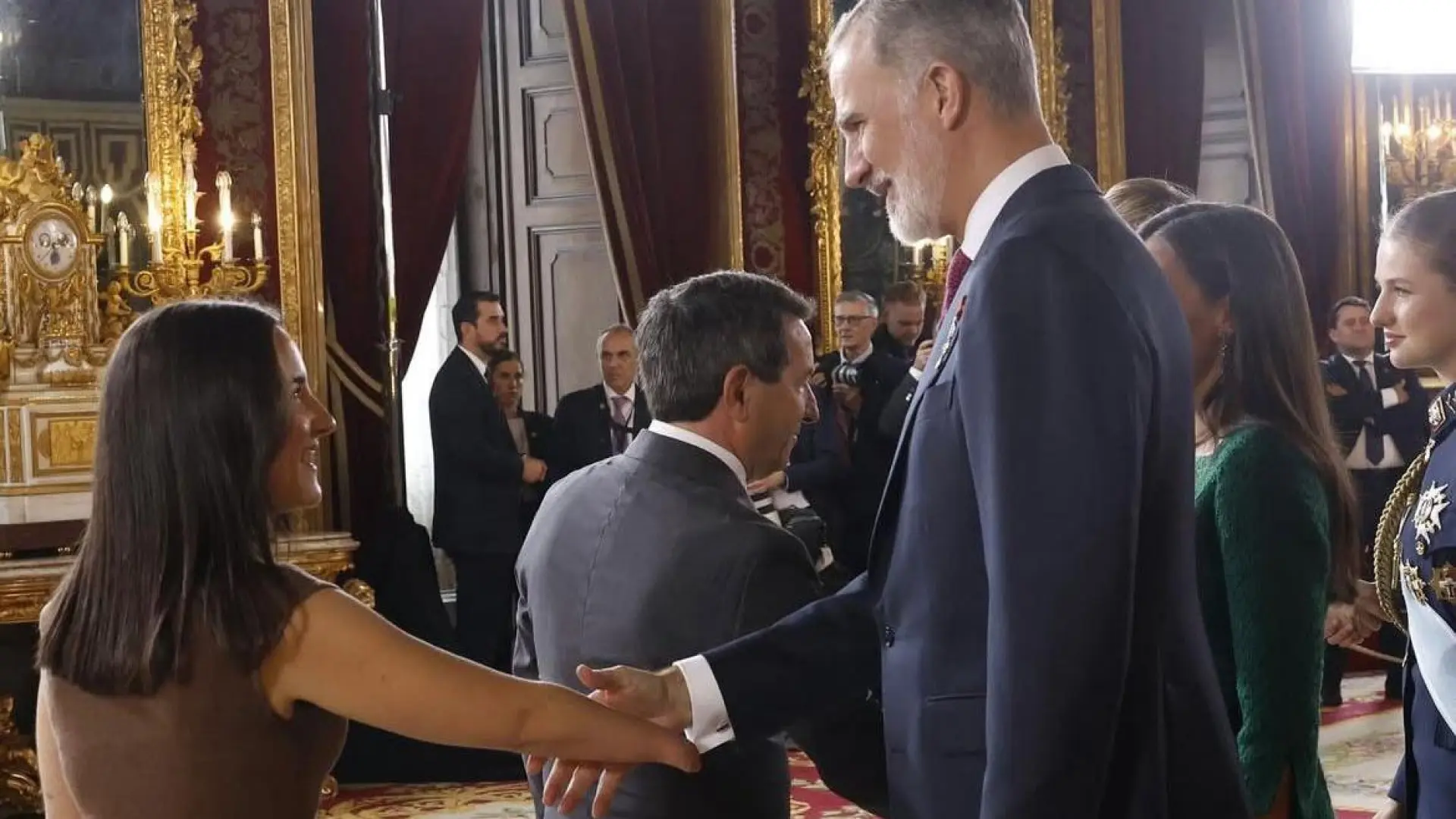 La activista Regina Fernández, 'Nimasnimano', reivindica su discapacidad con su saludo mano-muñón con el Rey