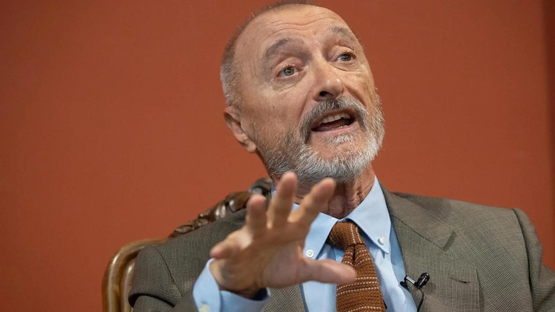 Pérez-Reverte se moja sobre el trabajo de Imanol Arias en esta ambiciosa adaptación de su obra 30 años después