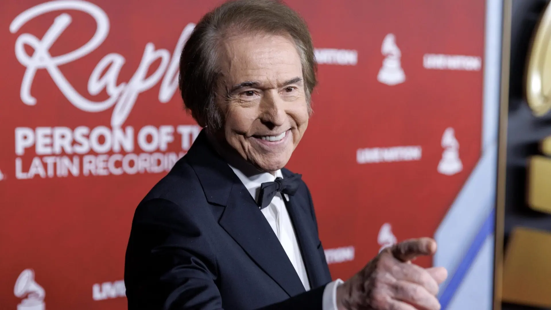 Raphael añade fechas a su gira 'Raphaelísimo', con la que recorrerá los diferentes escenarios españoles