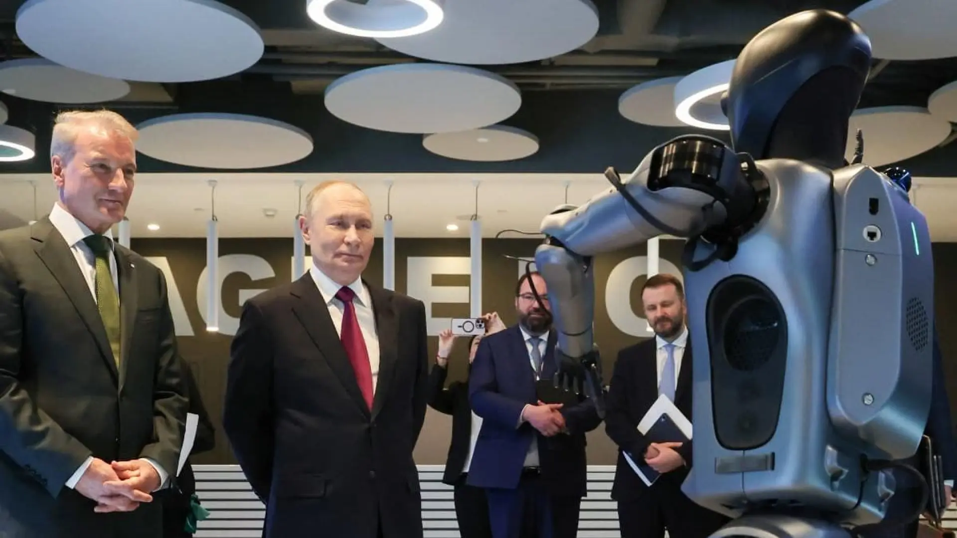 Rusia presume de robótica tras el fiasco de la semana pasada: un robot humanoide baila para Putin