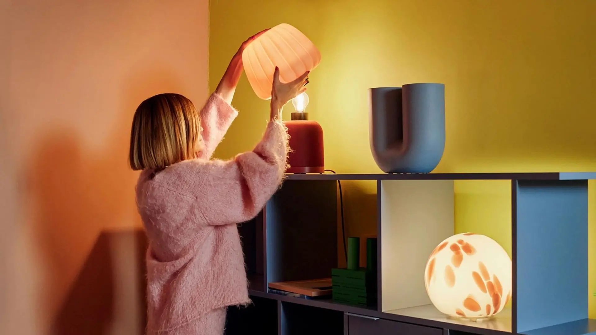 La nueva colección de IKEA fusiona tecnología y diseño en lámparas y altavoces con formas originales