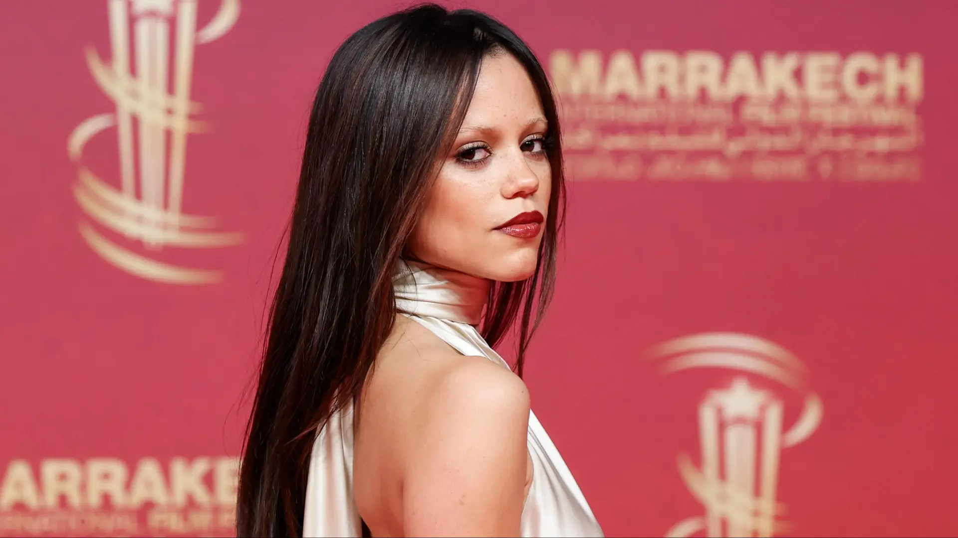 De la oscuridad a la luz: los dos 'looks' impecables de Jenna Ortega en el Festival de Cine de Marrakech
