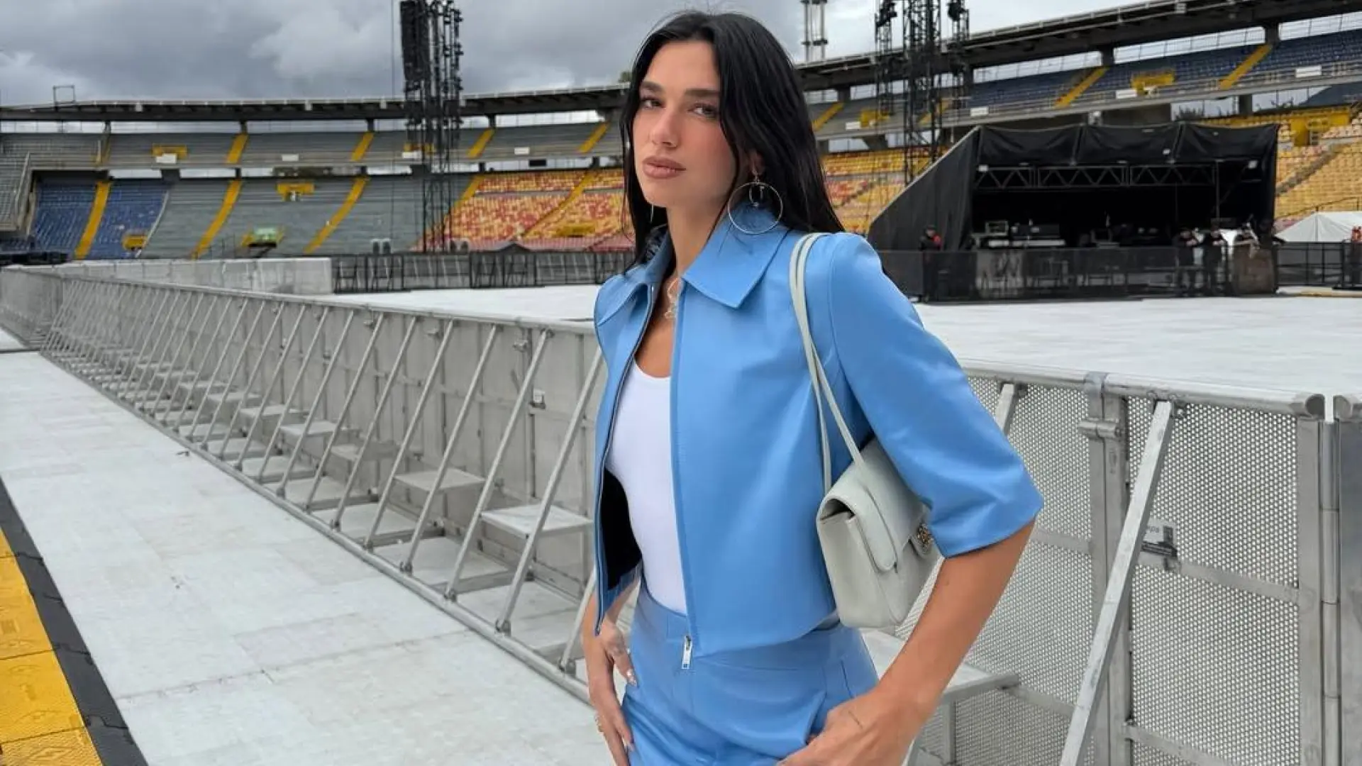 Dua Lipa arrasa en Bogotá con el body joya de Alta Costura de Chanel con más historia de su gira
