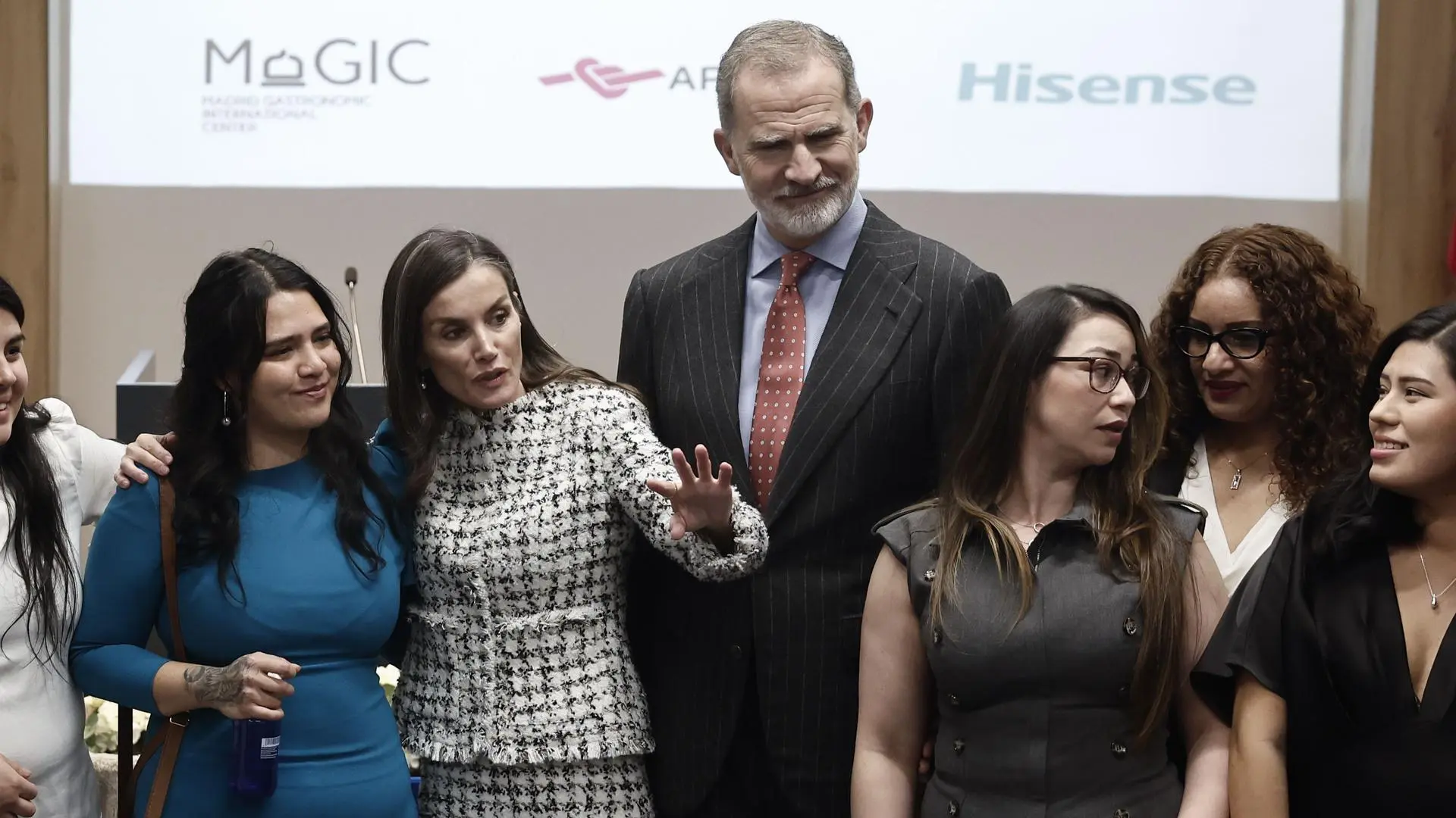 Los Reyes arropan a 15 supervivientes de trata en su graduación de un curso gastronómico con APRAMP