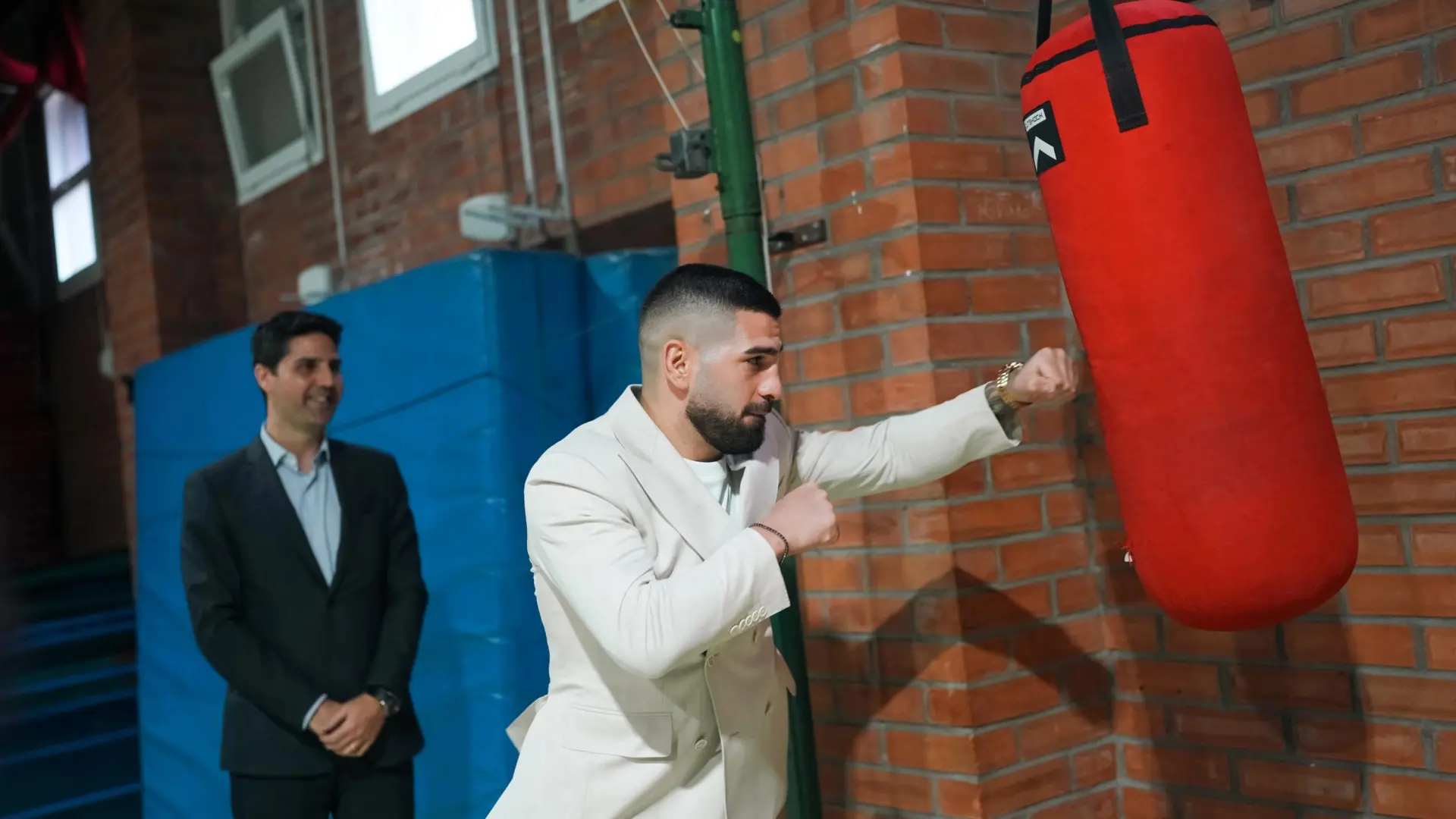 Topuria desvela cómo preparó una de sus primeras peleas en UFC sentado en una silla: "Tenía el isquio roto, no podía ni caminar"