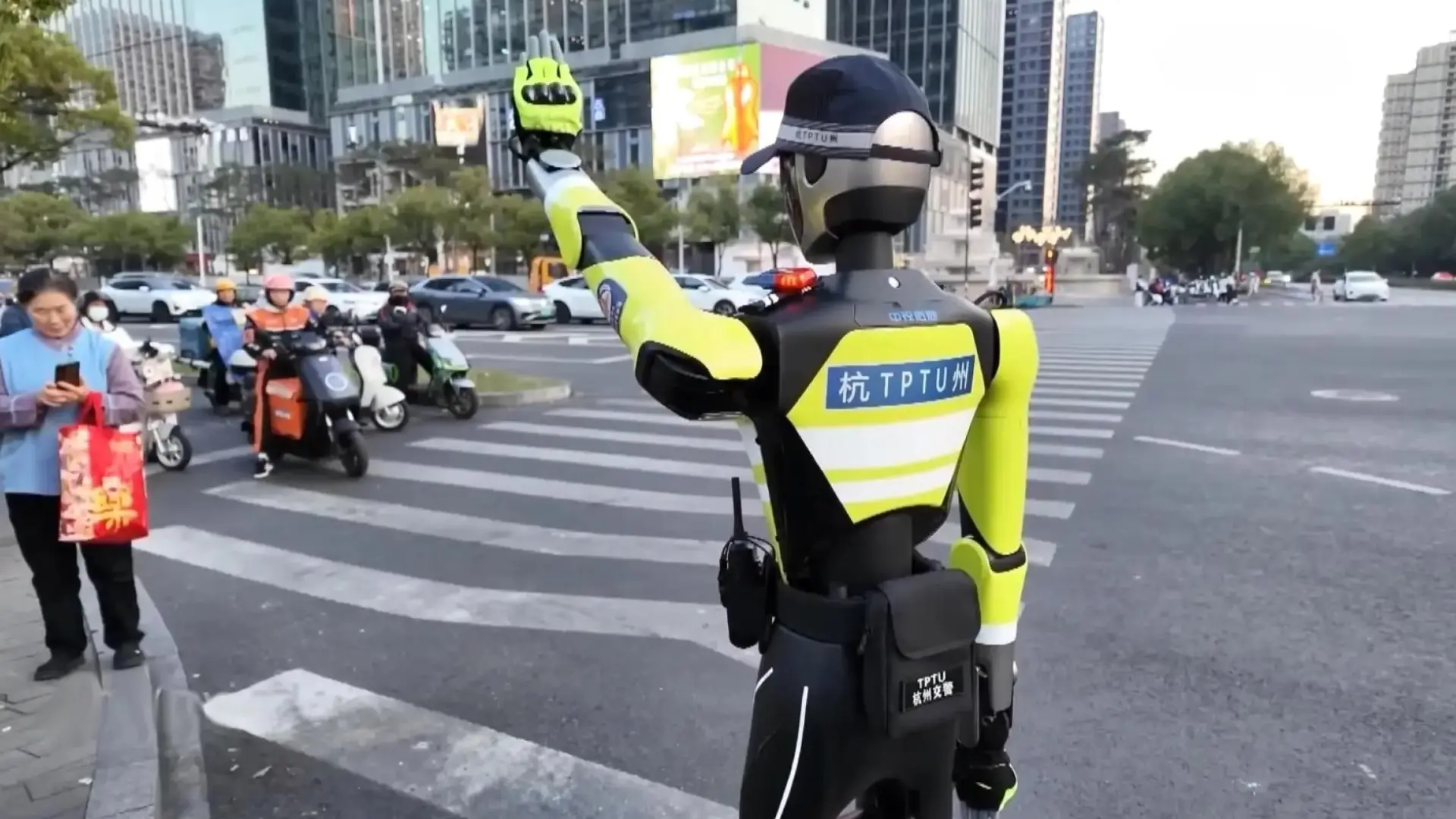 Un robot humanoide con aspecto de policía ya dirige el tráfico en China: esto es lo que puede hacer