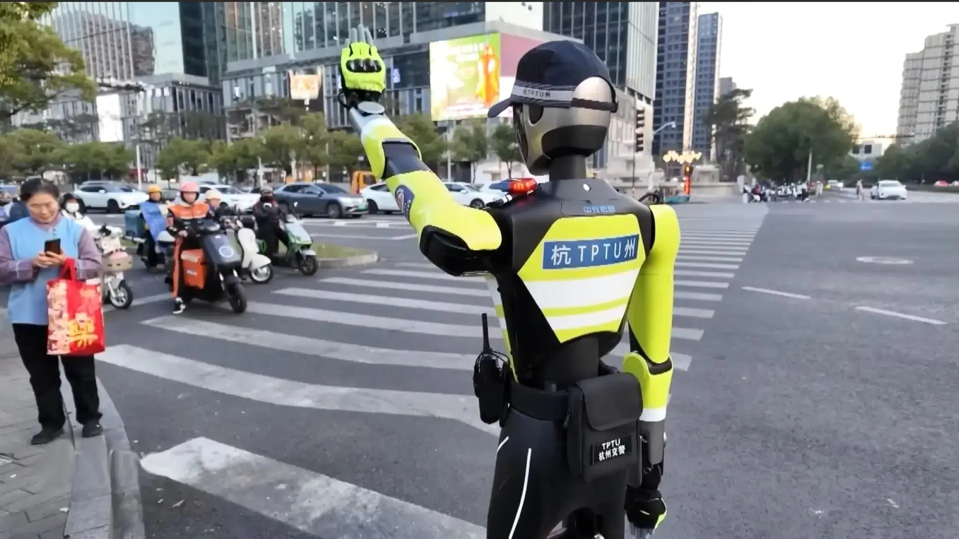 Un robot humanoide con aspecto de policía ya dirige el tráfico en China: esto es lo que puede hacer