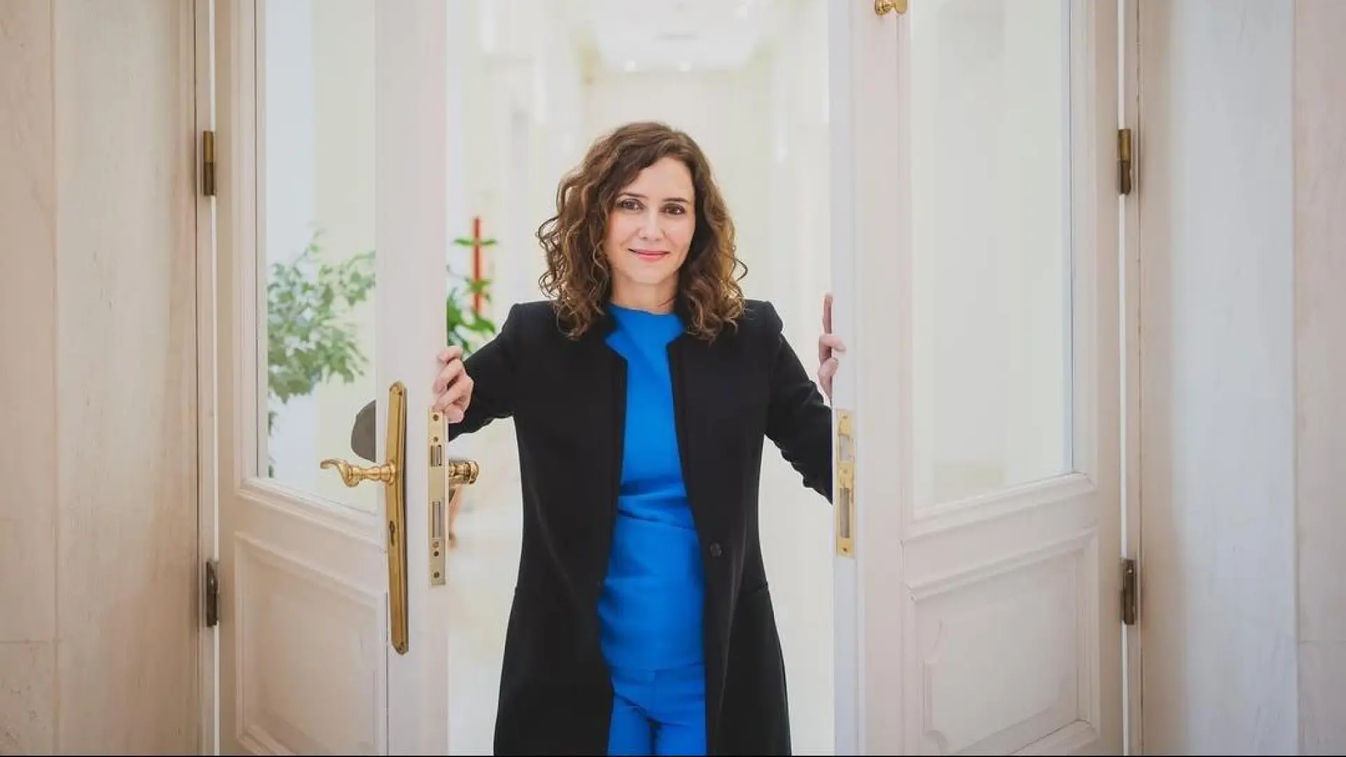 Isabel Díaz Ayuso se pone el body rojo 'made in Spain' más bonito para Navidad en su cita con Dani Martín