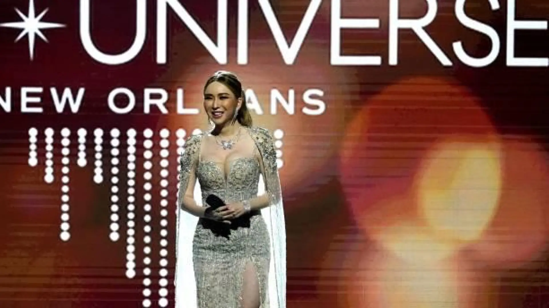 Tailandia congela los activos de la copropietaria de Miss Universo, que sigue prófuga de la justicia del país