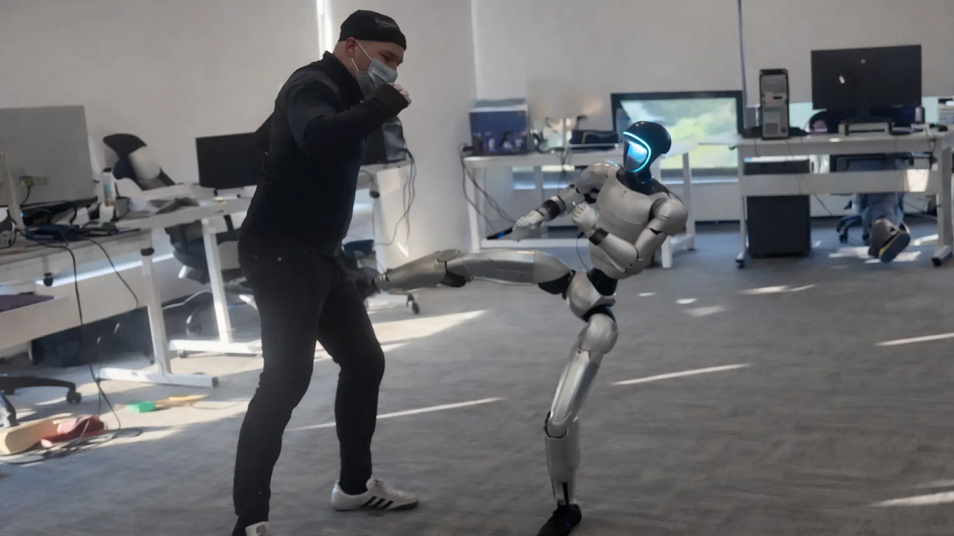 El peligro de entrenar robots humanoides: un vídeo muestra el doloroso accidente de un operario