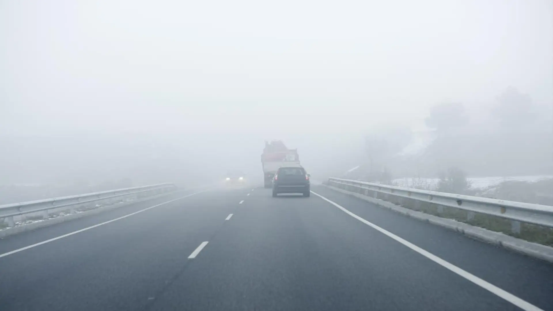 Los consejos de la DGT ante la meteorología adversa en carretera (nieve, niebla, viento, lluvia...)