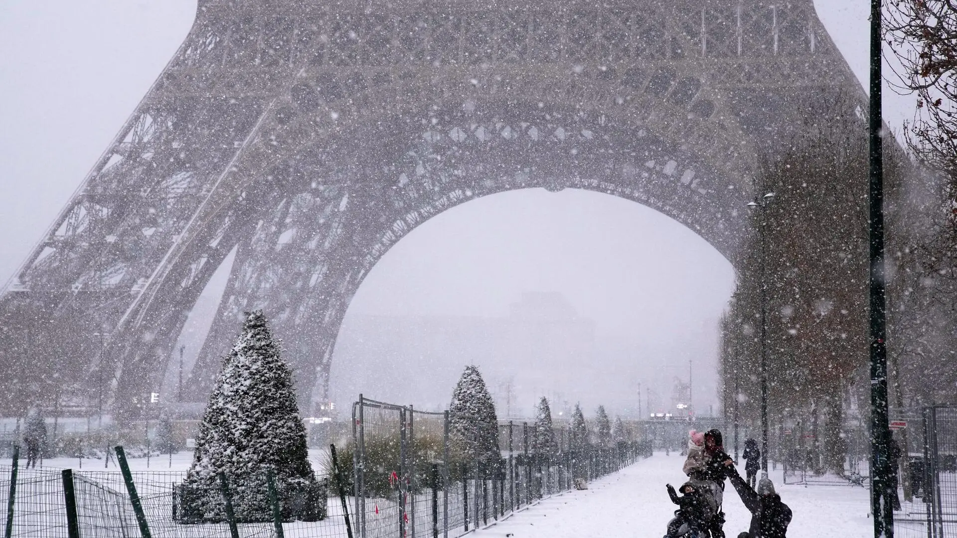 Atascos históricos en París, lagos congelados en Londres... el temporal causa estragos en Europa
