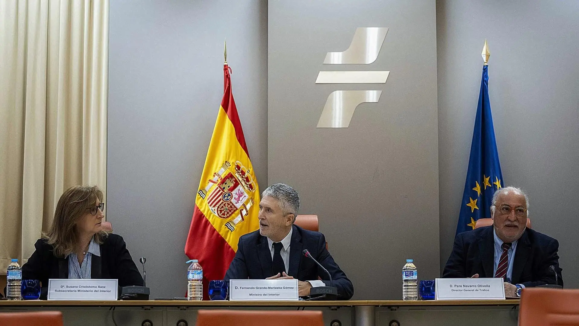 Las contradicciones entre Marlaska y Navarro sobre las multas por no llevar la baliza V16