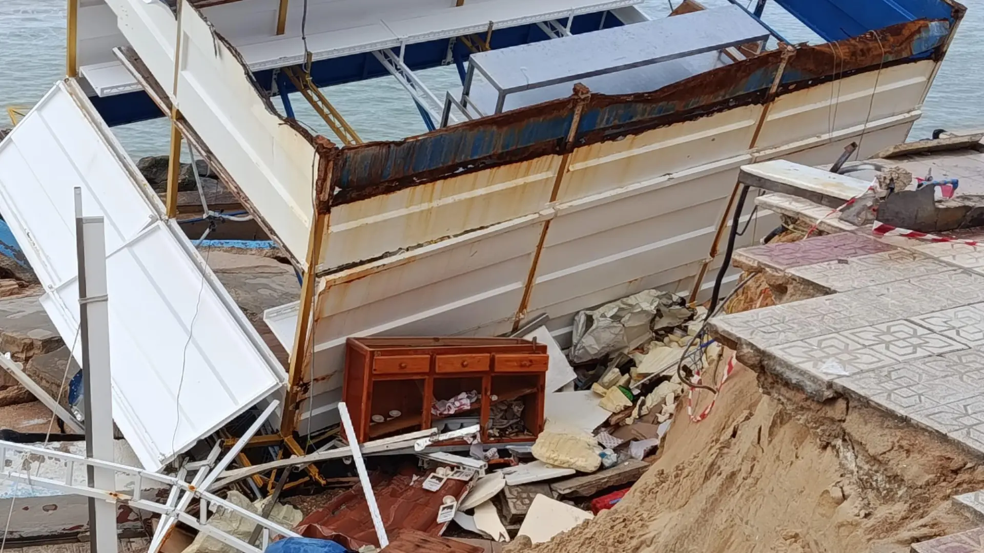 Los dueños de los chiringuitos de Matalascañas arrasados por la borrasca Francis: "Lo hemos perdido todo"