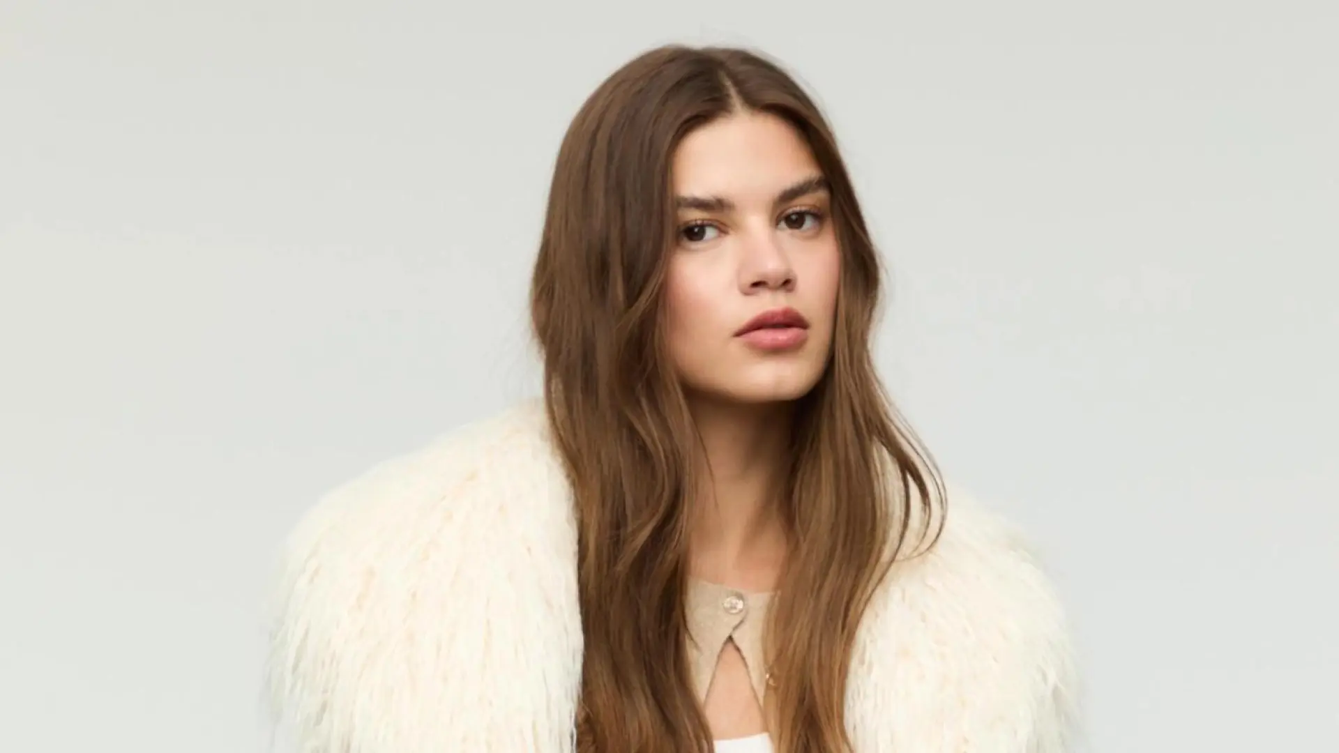 Colas en Stradivarius para conseguir la chaqueta efecto ante de inspiración años 70