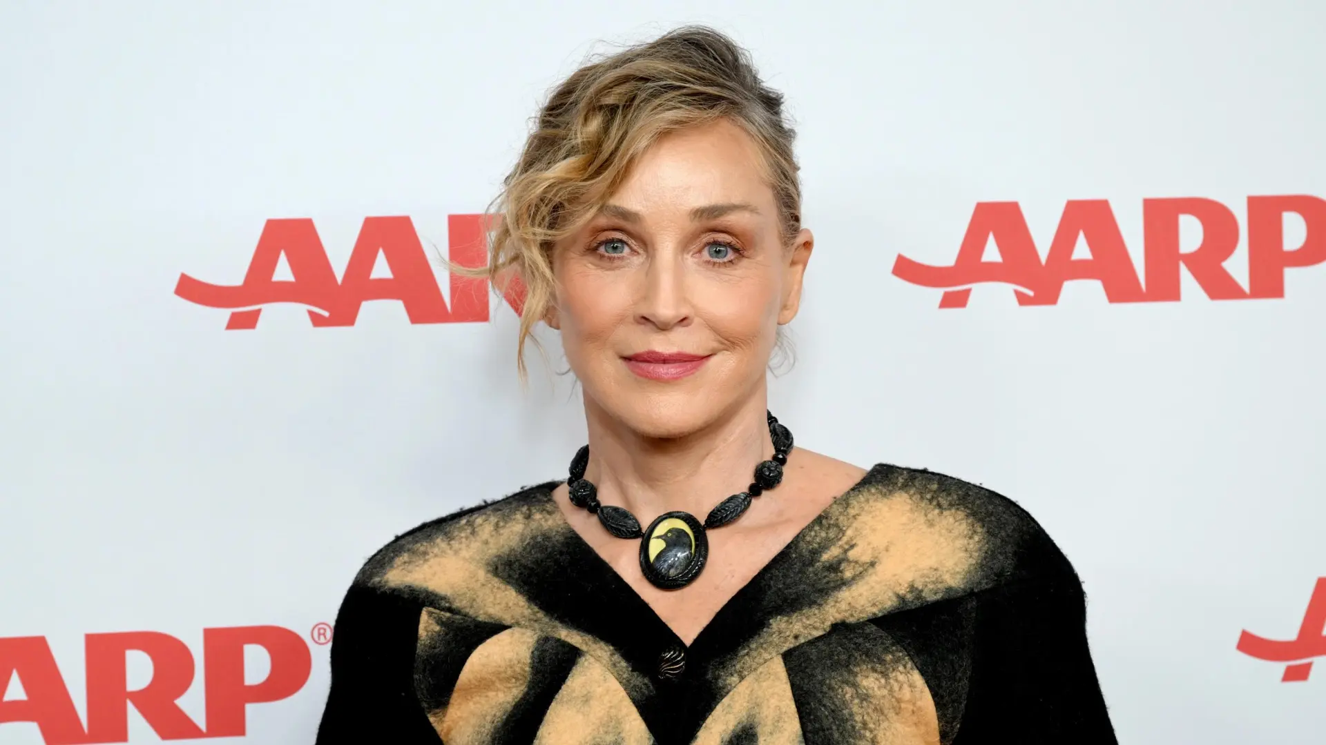 Del 'print vintage' de Sharon Stone al 'total look' de Elle Fanning: la alfombra roja de los Annual Movies for Grownups Awards