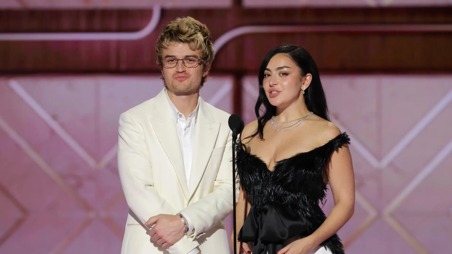 Joe Keery ('Stranger Things') conquista los Globos de Oro 2026: el cambio de imagen del actor