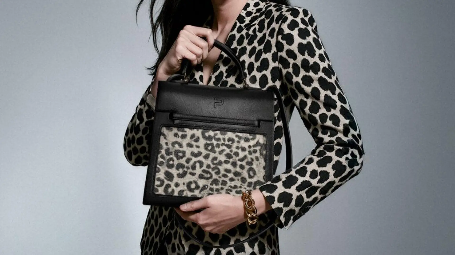 Revolución tecnológica en los accesorios: así es el bolso que cambia de estilo con solo pulsar un botón