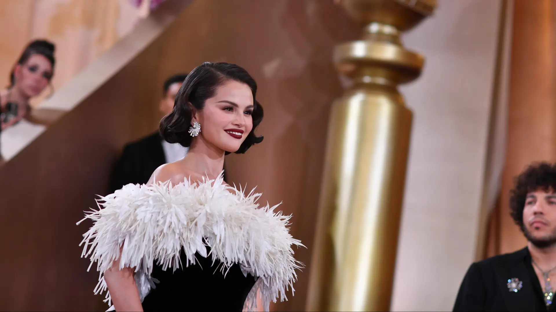 Más de 300 horas de trabajo y 200 plumas: así ha sido el vestido de Selena Gomez en los Globos de Oro