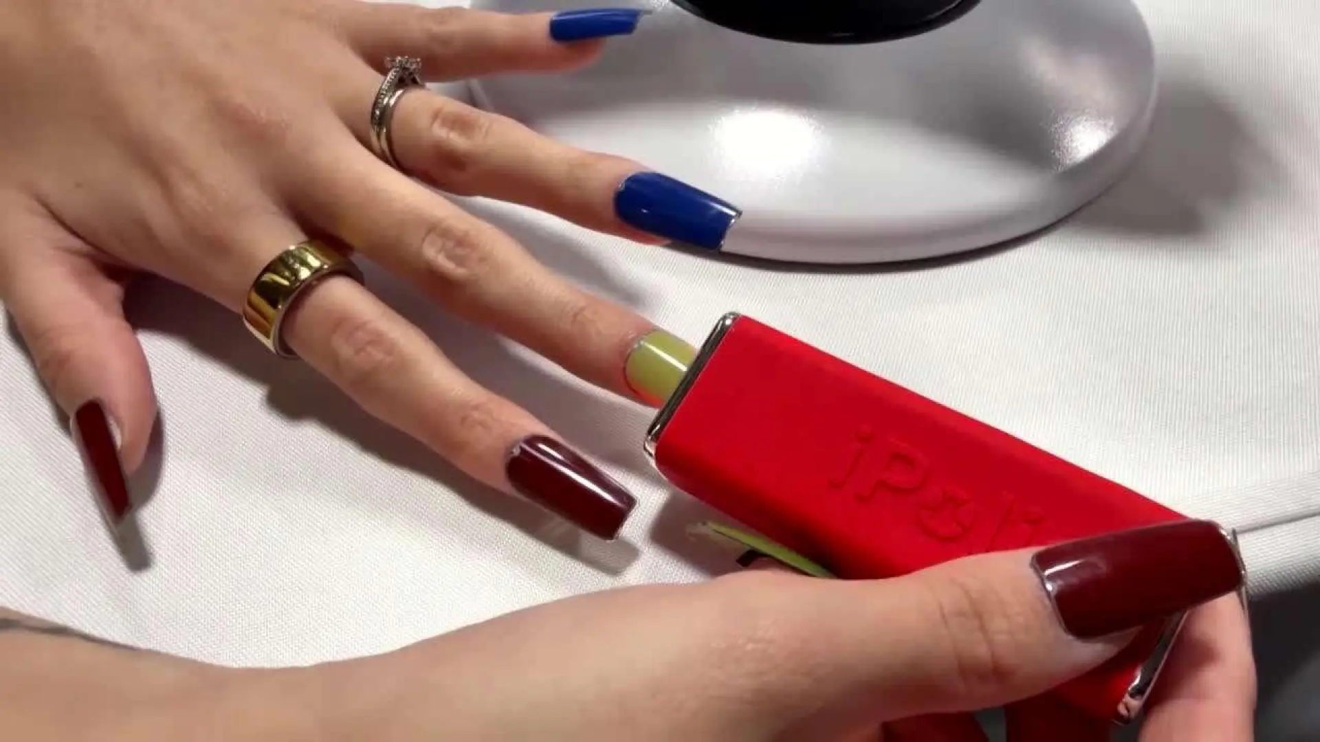 La era del cambio instantáneo: cómo una tecnología transformará el color de tus uñas en segundos