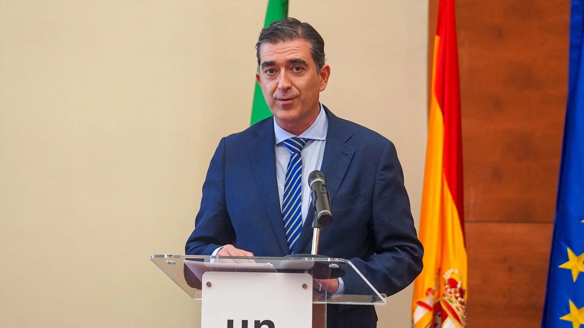 Herido el alcalde de Baeza tras descolgarse el ascensor de su casa: tiene "múltiples fracturas"