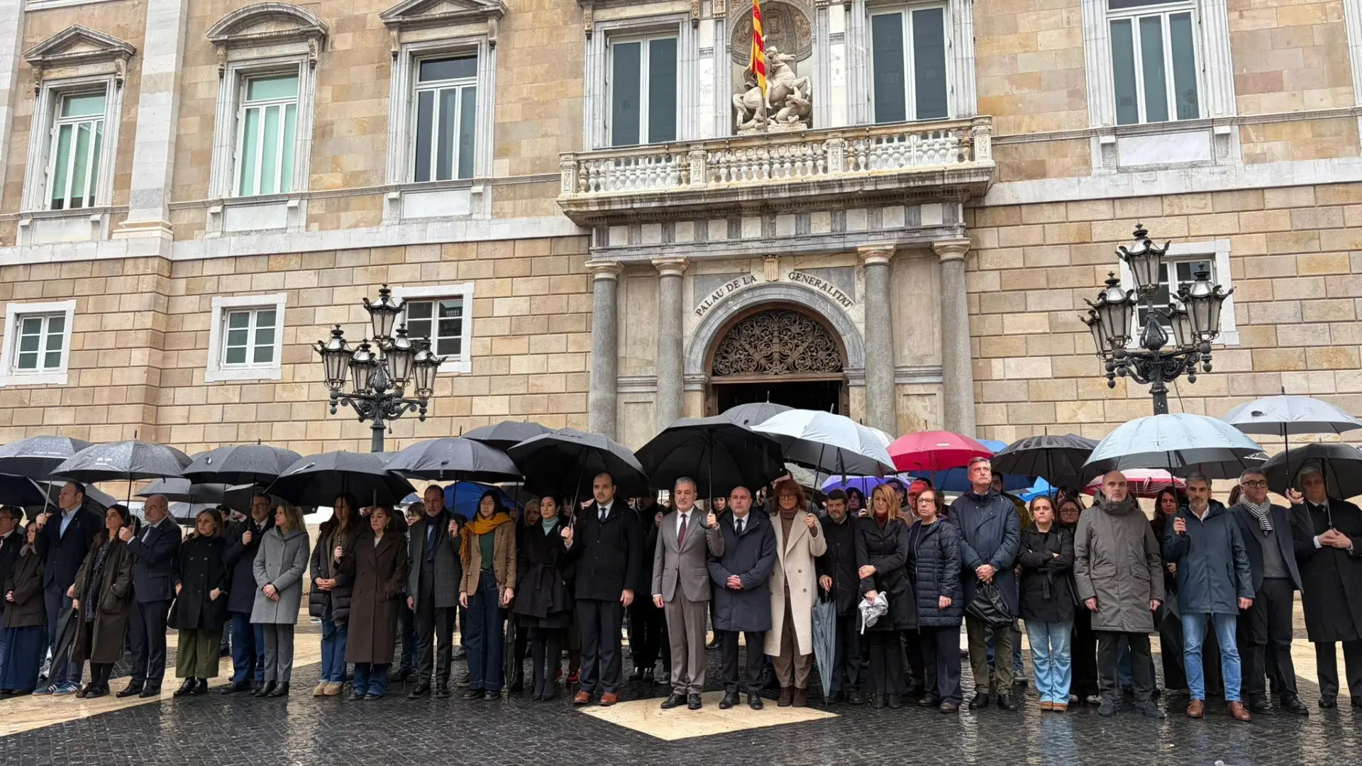 Gobierno, Generalitat y Ayuntamiento guardan un minuto de silencio por las víctimas del accidente de trenes en Córdoba