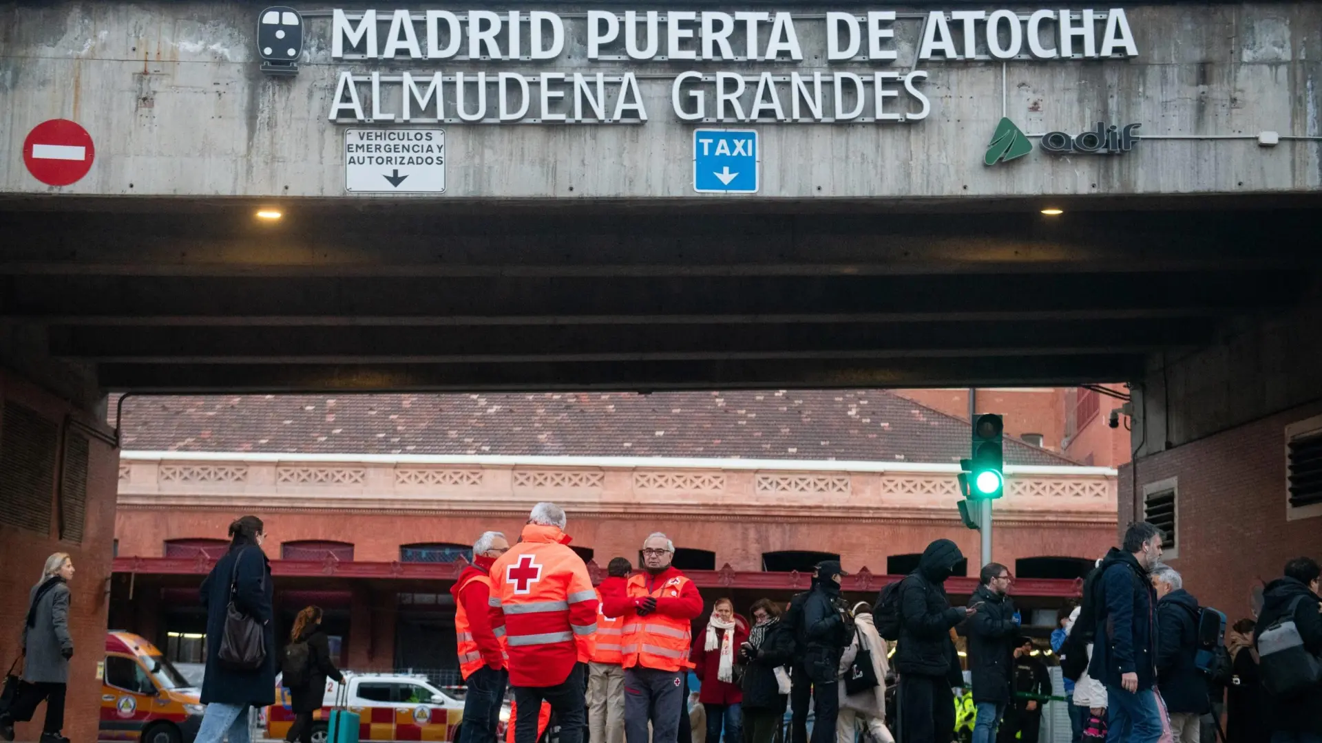 Los sanitarios desplegados en Atocha por el accidente de Adamuz atienden a 25 personas y trasladan a hospitales a cuatro heridos leves