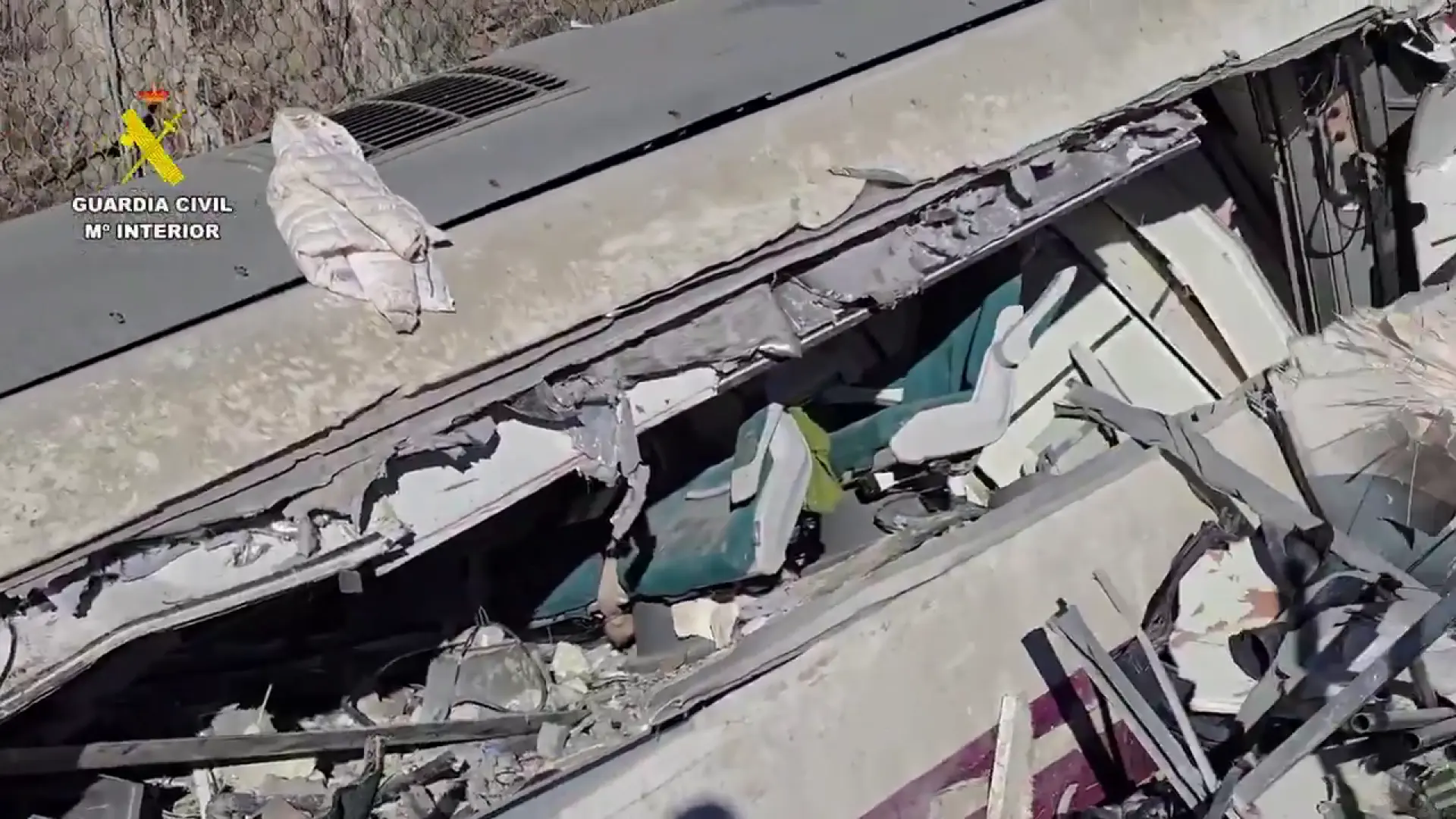 Un nuevo vídeo muestra cómo ha quedado uno de los vagones del Alvia tras el accidente