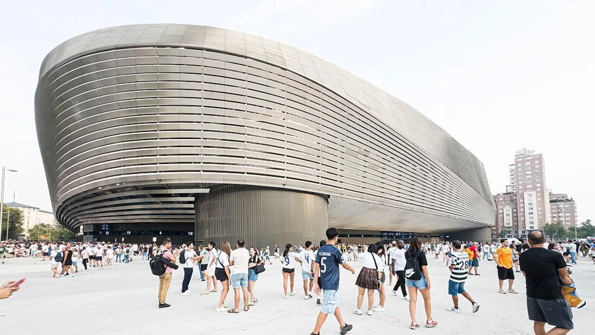 
         La Justicia ratifica la paralización de las obras de los 'parkings' del Bernabéu que reclamaban los vecinos 
    