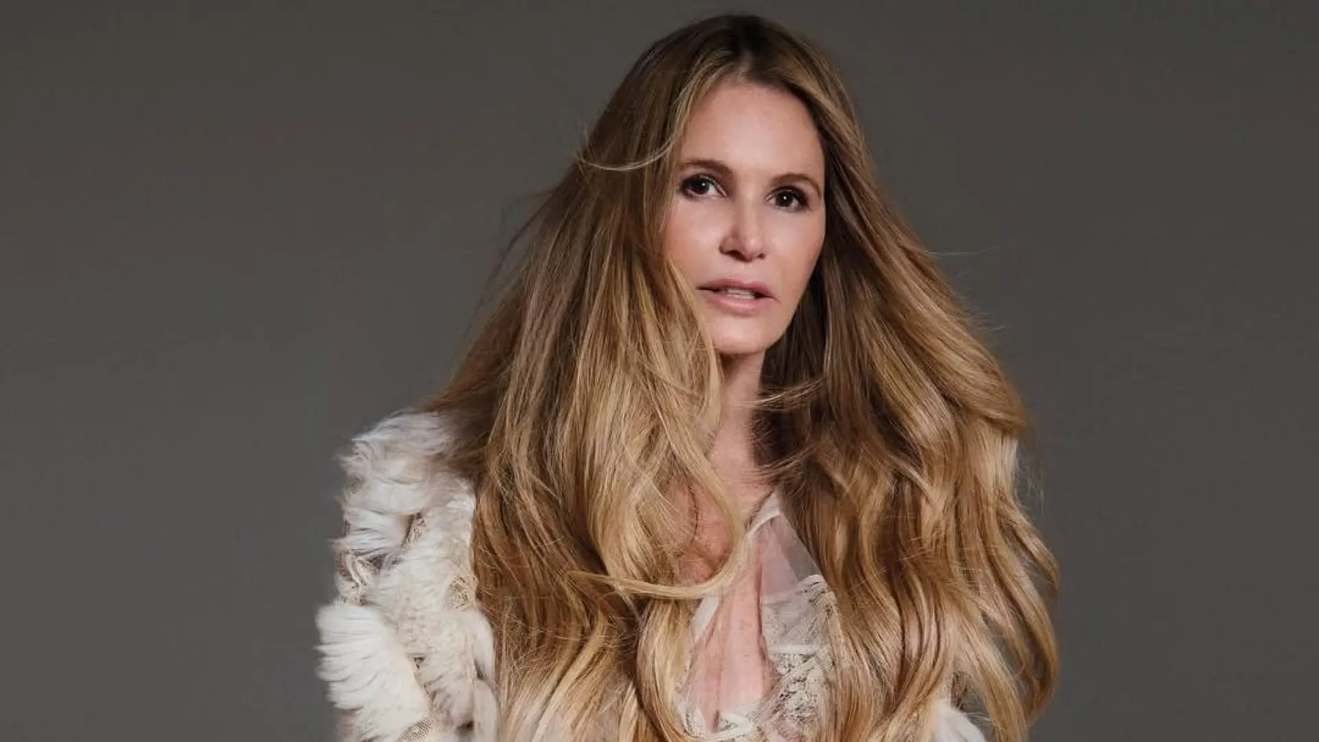 Elle MacPherson (61 años): “Suelo levantarme con el sol y la primera cosa que hago es hidratarme con agua y lima"