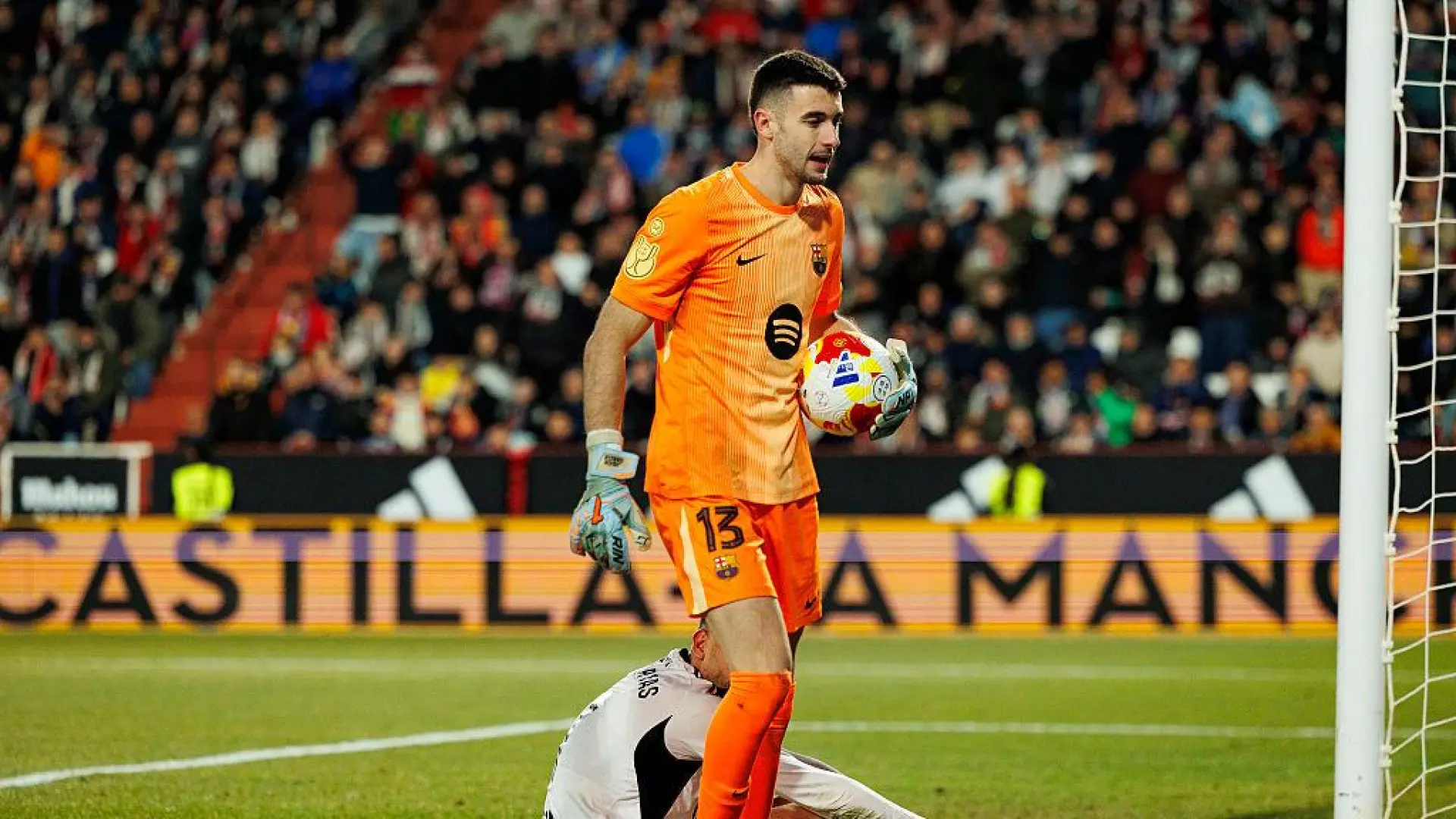 El error de Joan García que pudo acabar en gol: sale del campo con el balón para felicitar a Araujo y concede córner para el Albacete