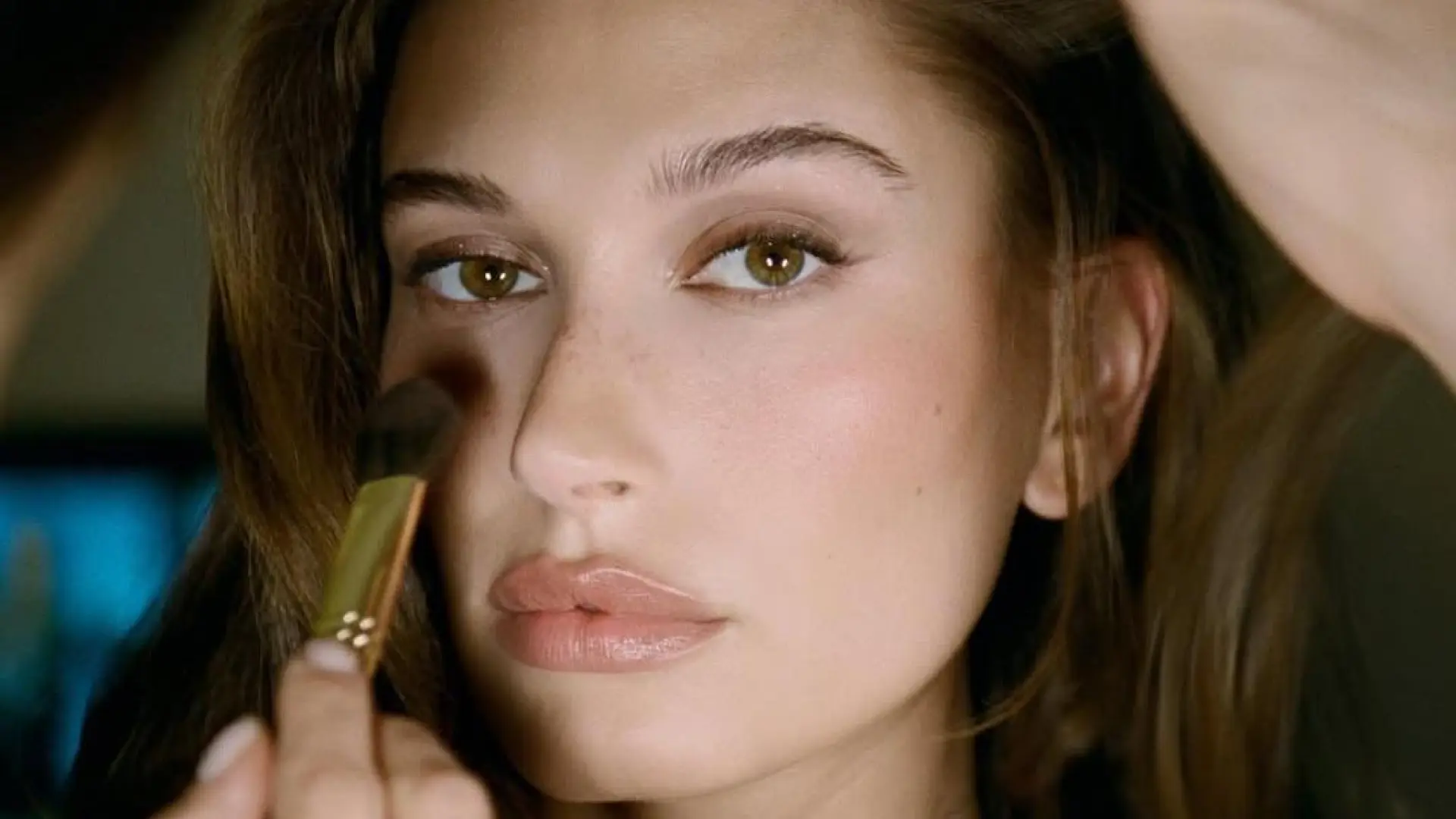 Adrián Rux, maquillador profesional: "Este es el truco para dar luminosidad en la ojera que utilizan Hailey Bieber y Mario"