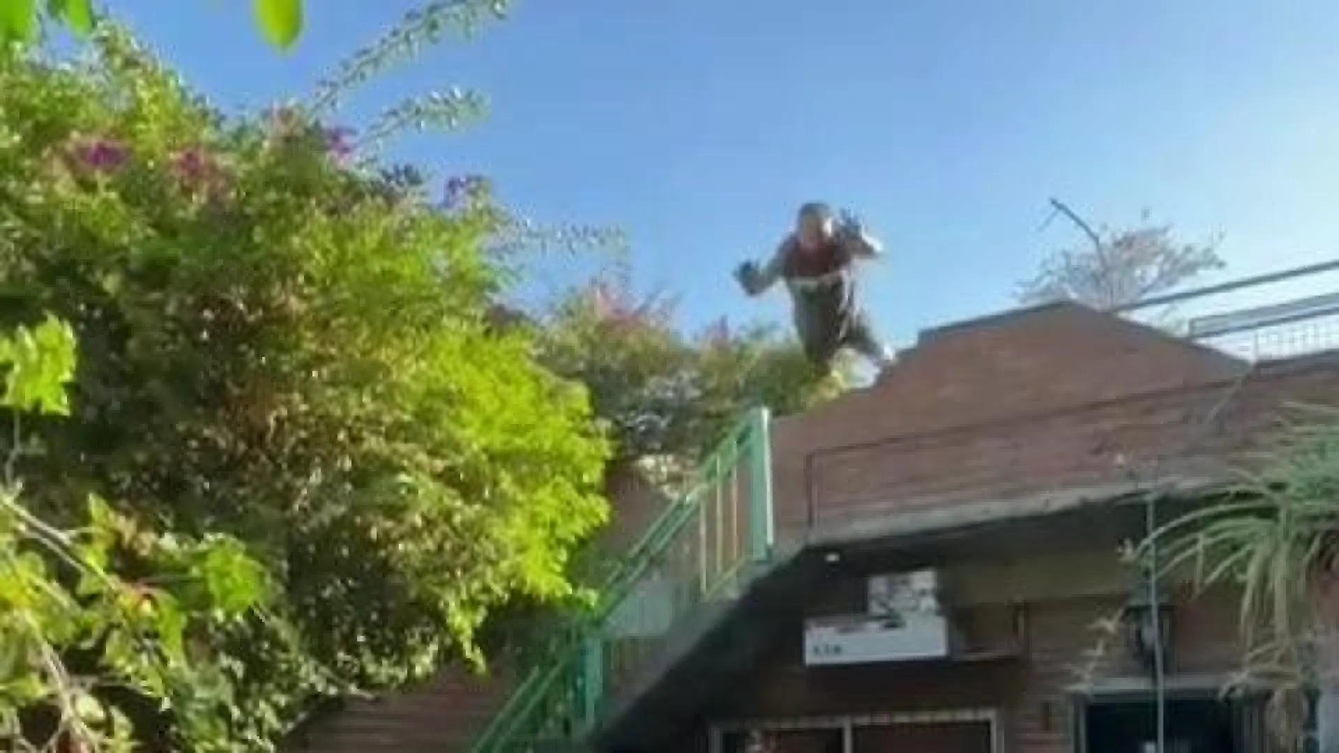 Una mujer graba y sube el vídeo de cómo su padre salta a la piscina desde un tejado y se queda inconsciente