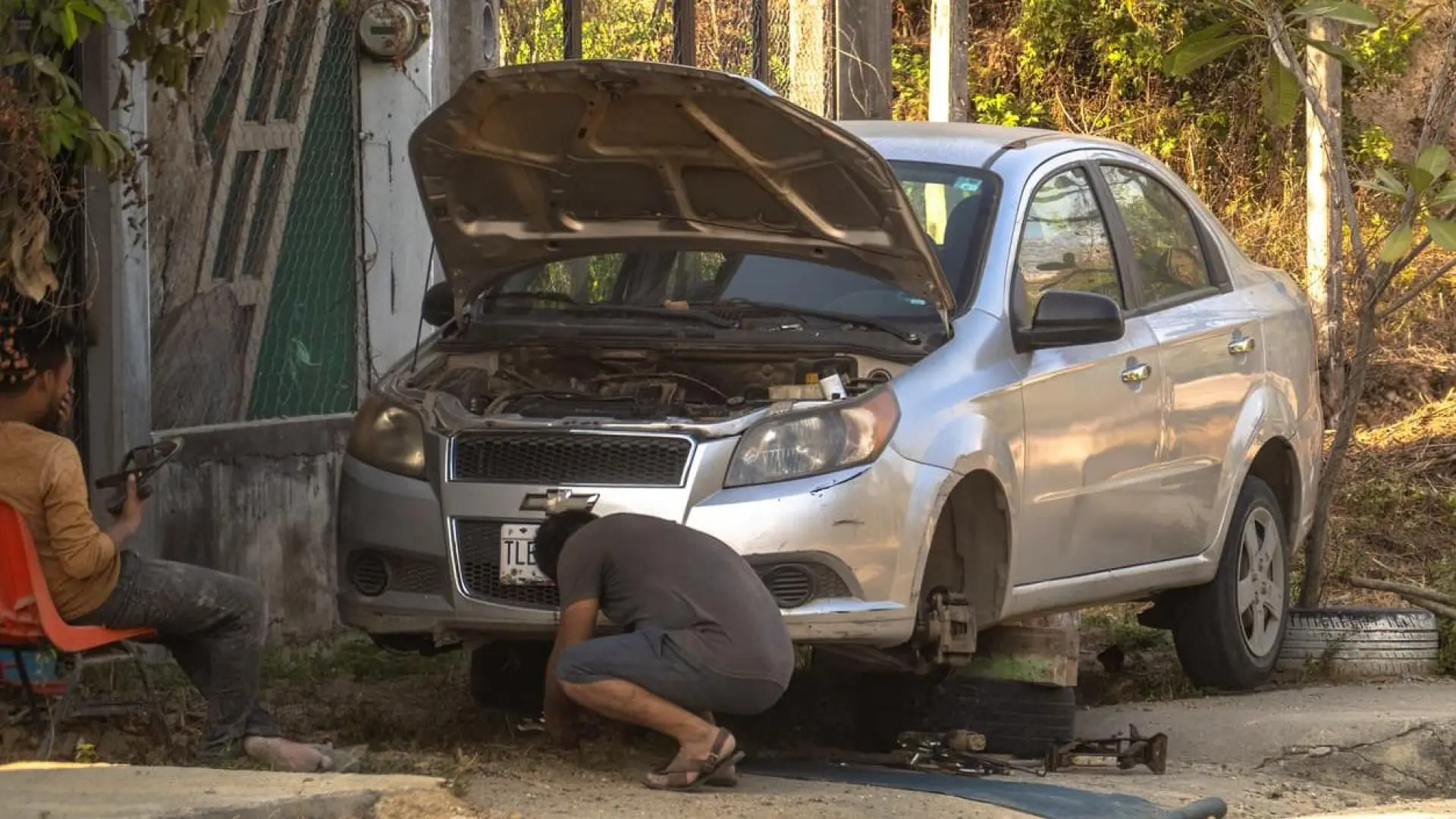 ¿Es legal arreglar el coche siendo un "manitas" en la propia calle? El BOE lo aclara