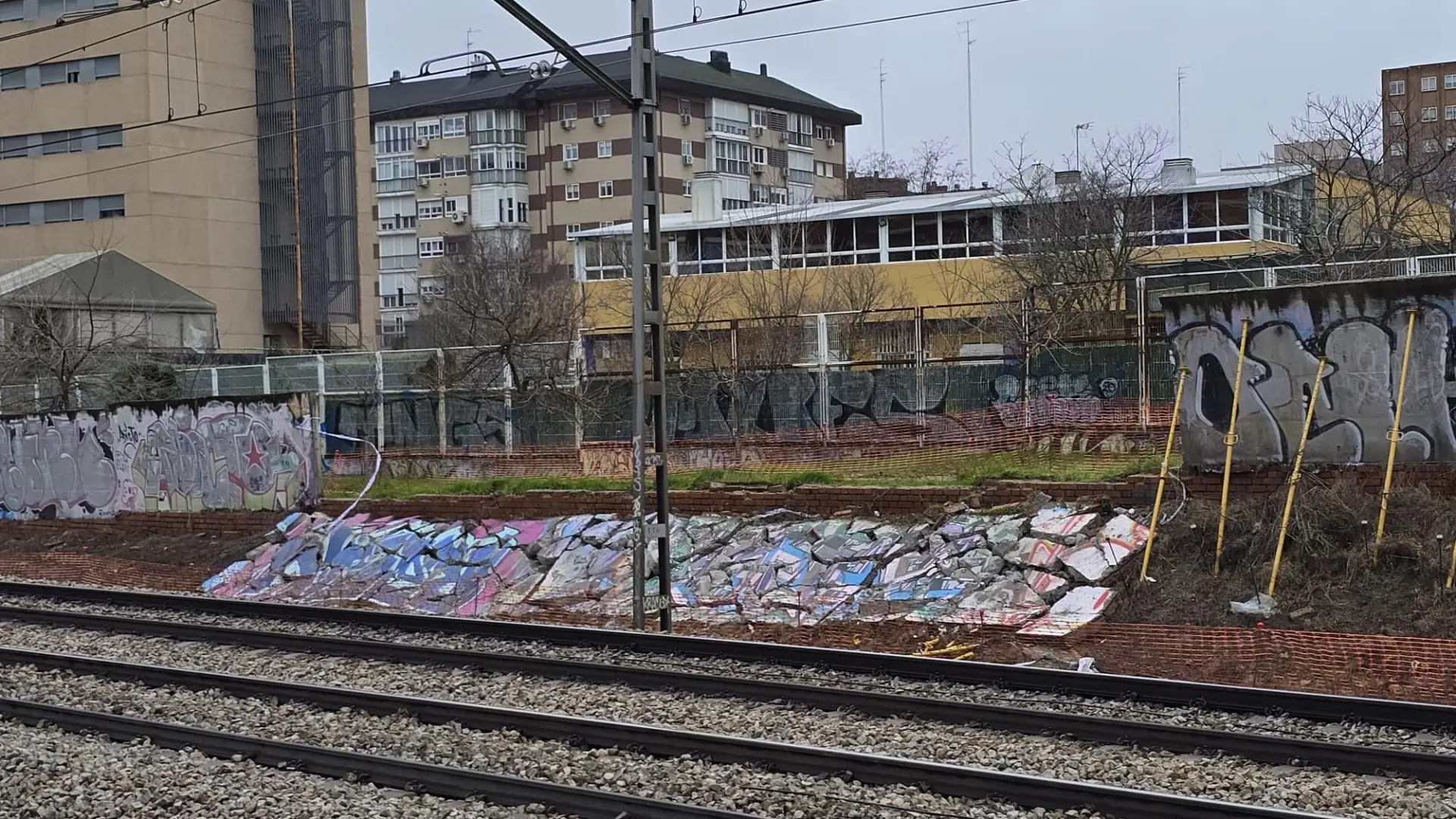 Denuncian el derrumbe de un muro junto a las vías de tren de Cercanías en la localidad de Fuenlabrada