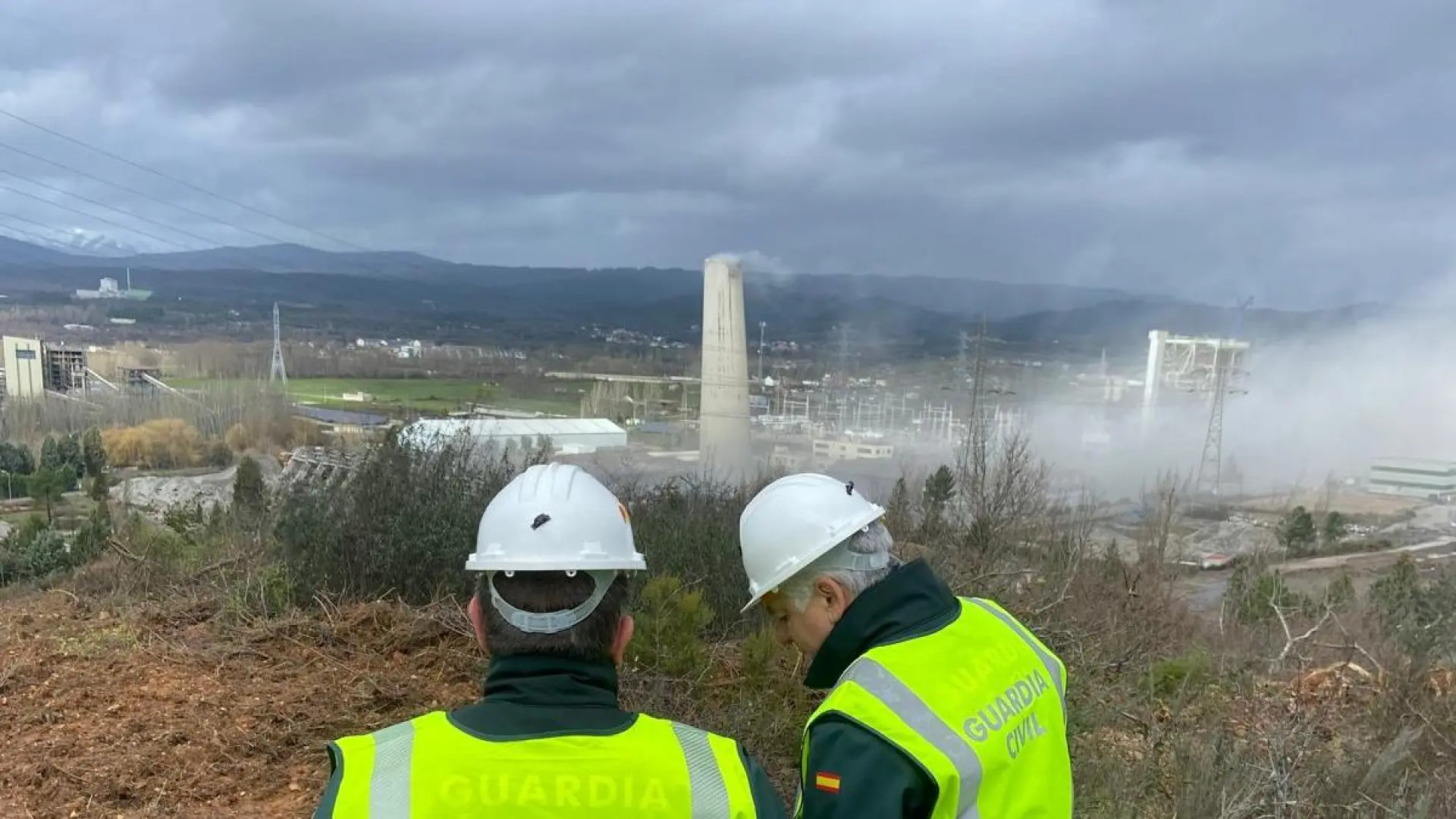 Demolidas las chimeneas de la Central Térmica de Compostilla II de El Bierzo