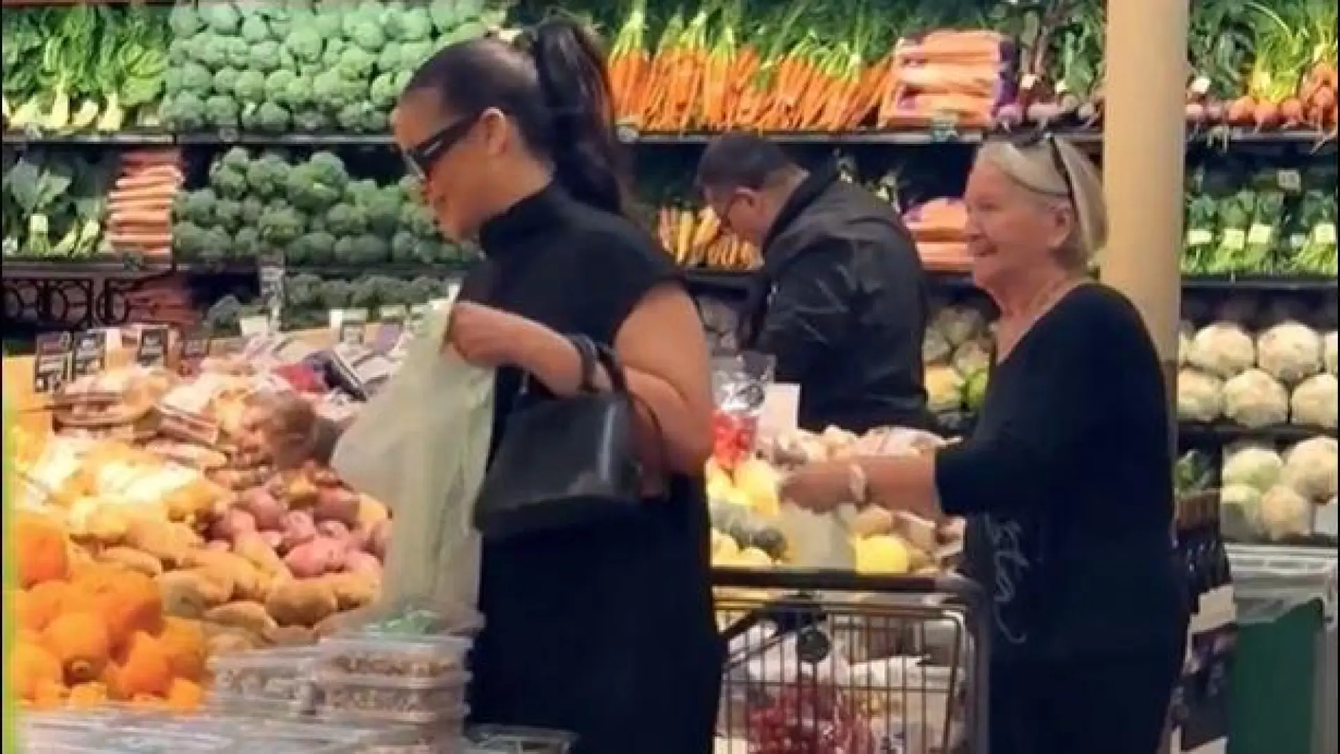 Rihanna, víctima de un 'robo' en el supermercado: una anciana casi se lleva su carrito de la compra