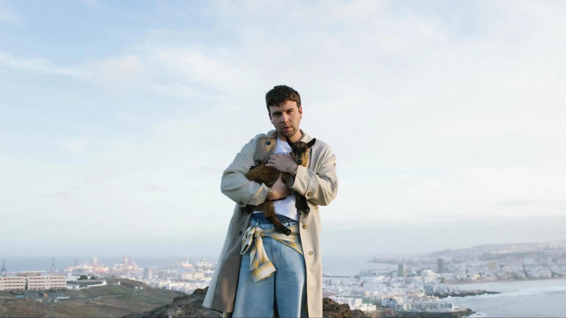 Quevedo anuncia el lanzamiento de su nuevo álbum 'El Baifo' con un espectáculo de drones ante más de 10.000 personas en Las Palmas