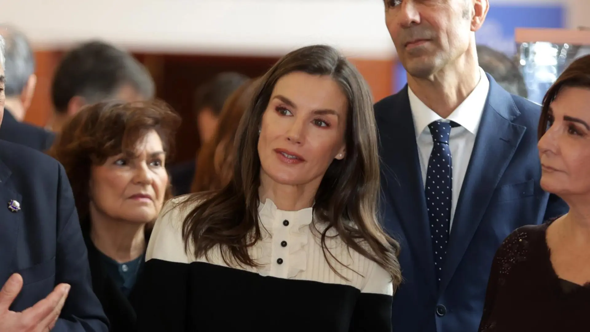 La reina Letizia 'copia' el look monacal a Rosalía con su mono más controvertido