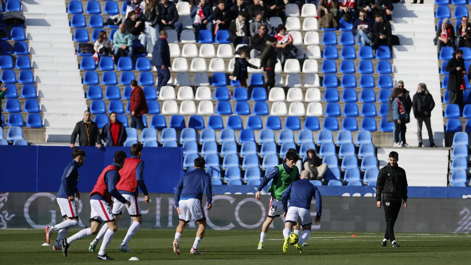 Indignación en el Rayo por jugar en Butarque: «Nos sentimos muy perjudicados, el estadio de Vallecas está para jugar»