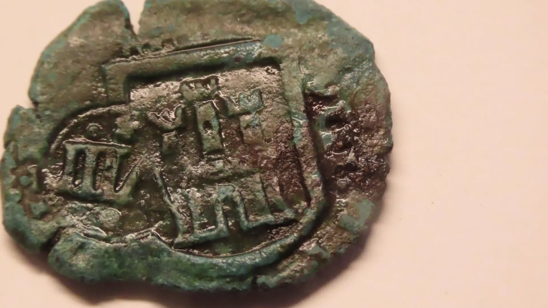 Hallan en la isla de Ons un maravedí de 1622, del reinado de Felipe IV, un "testimonio valioso" de la actividad marítima