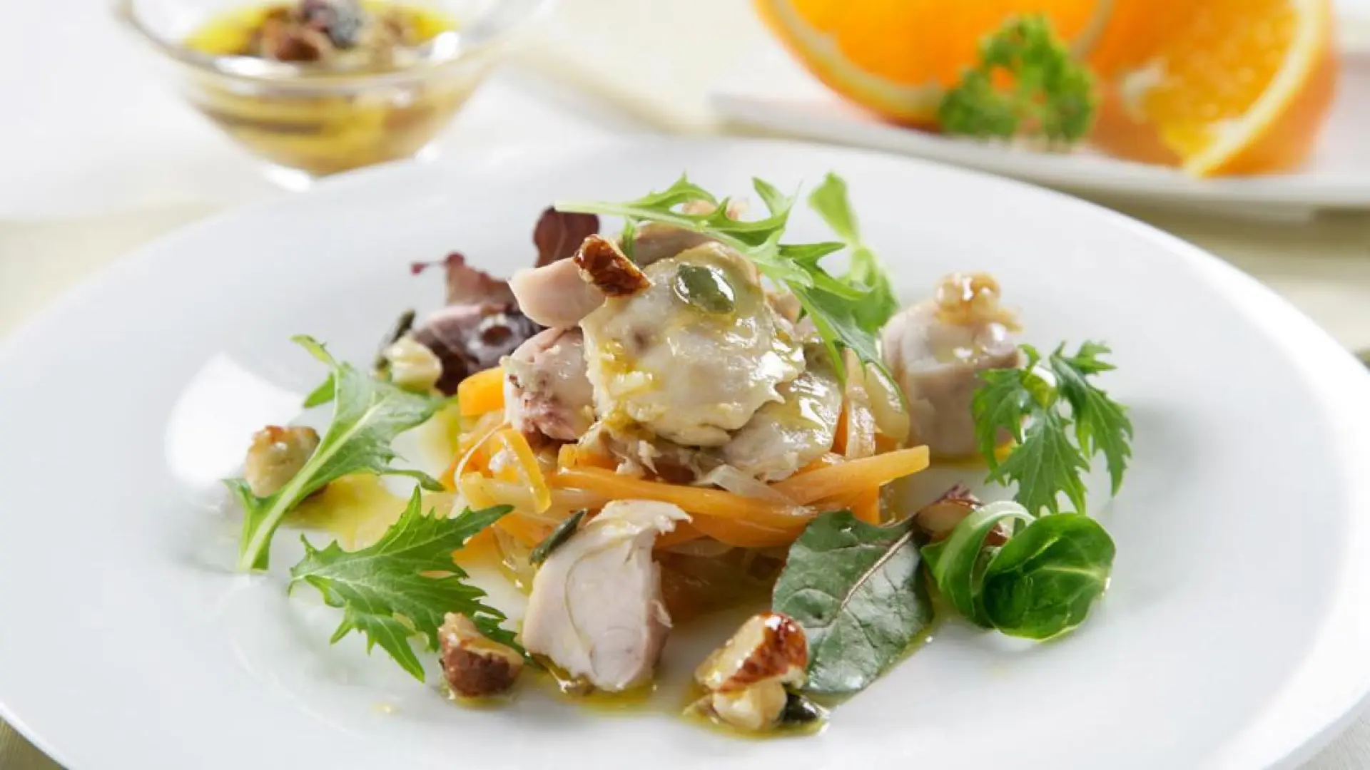 Receta de conejo escabechado en ensalada, un plato rico con una carne de bajo contenido graso