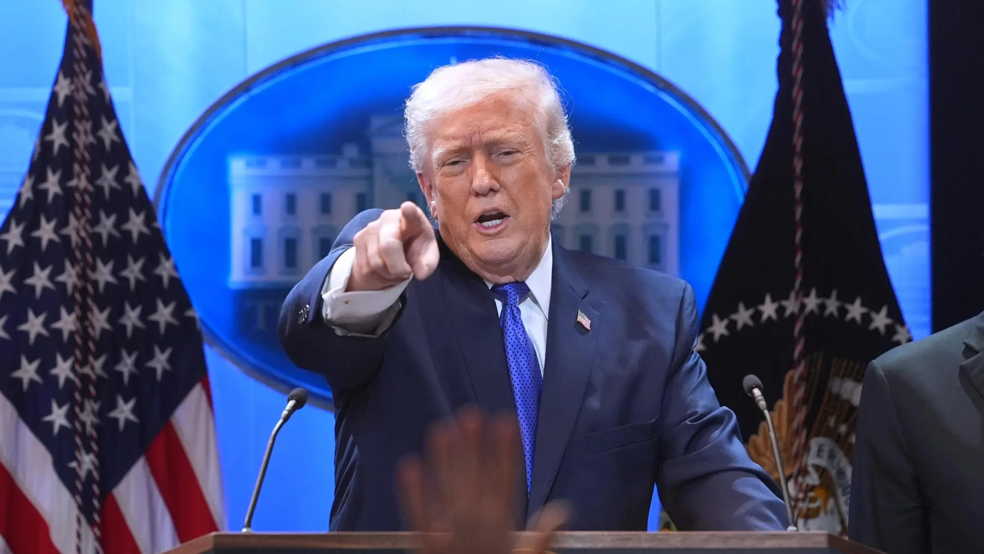 Trump, tras decir Irán que suspende los ataques a países vecinos: "Hoy recibirán un duro golpe, se está considerando su destrucción total"