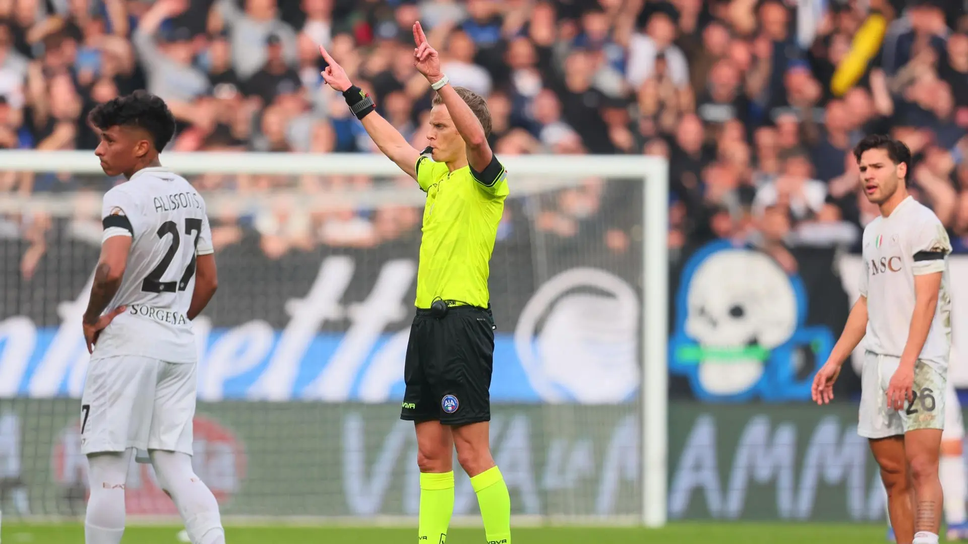 Una mujer apuñala a su marido al pensar que estaba insultándola a ella cuando se quejaba del VAR del Atalanta – Nápoles