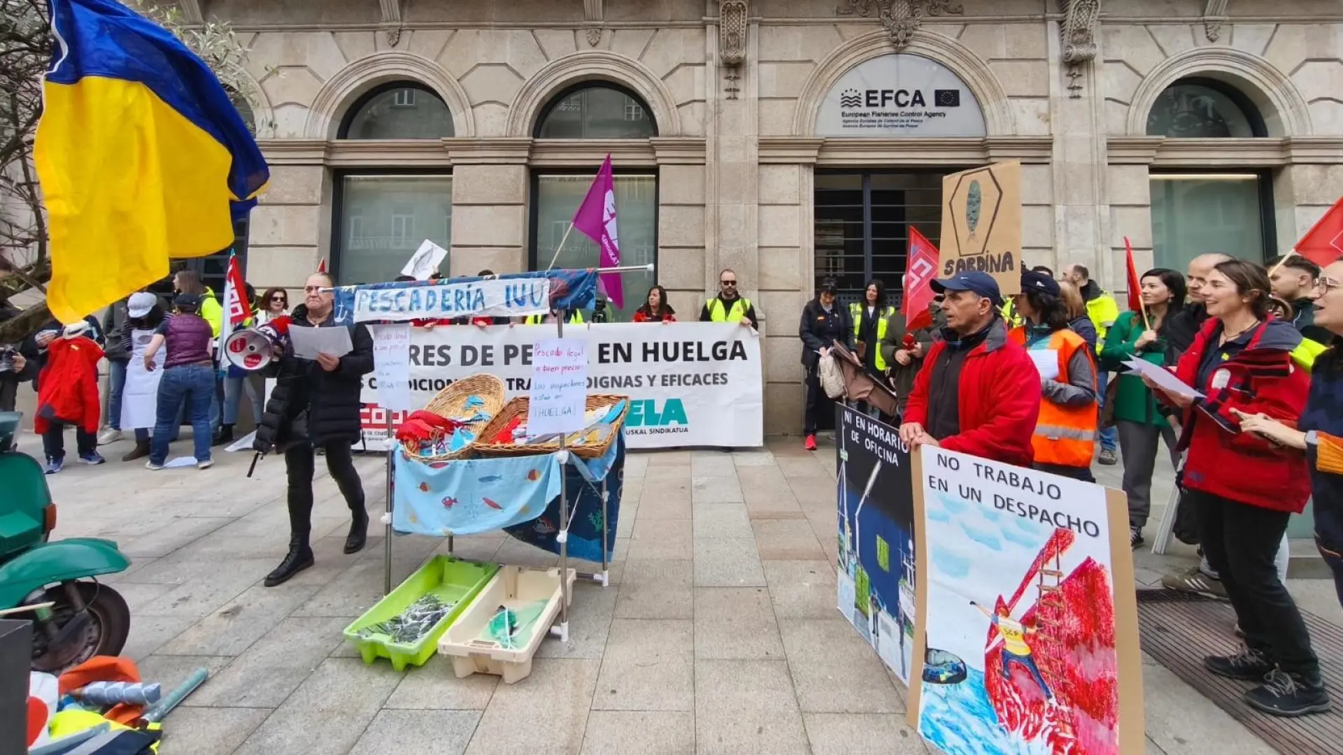 La falta de mejoras en sus condiciones y la parálisis política dejan a los inspectores de pesca al borde de la huelga