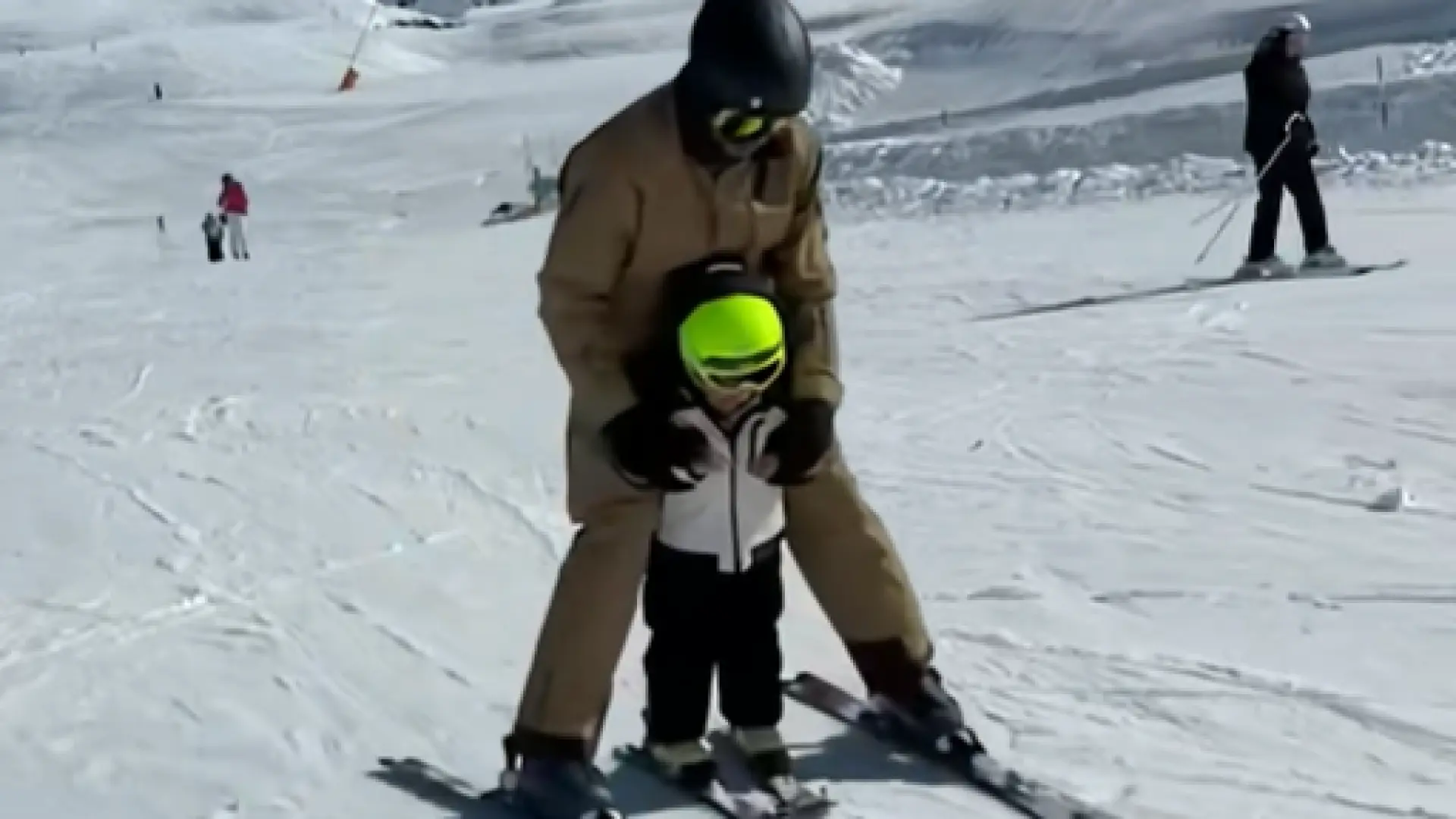 Rafa Nadal enseña a esquiar a su hijo y pide 'ayuda' a Lindsey Vonn: "¿Algún consejo?"