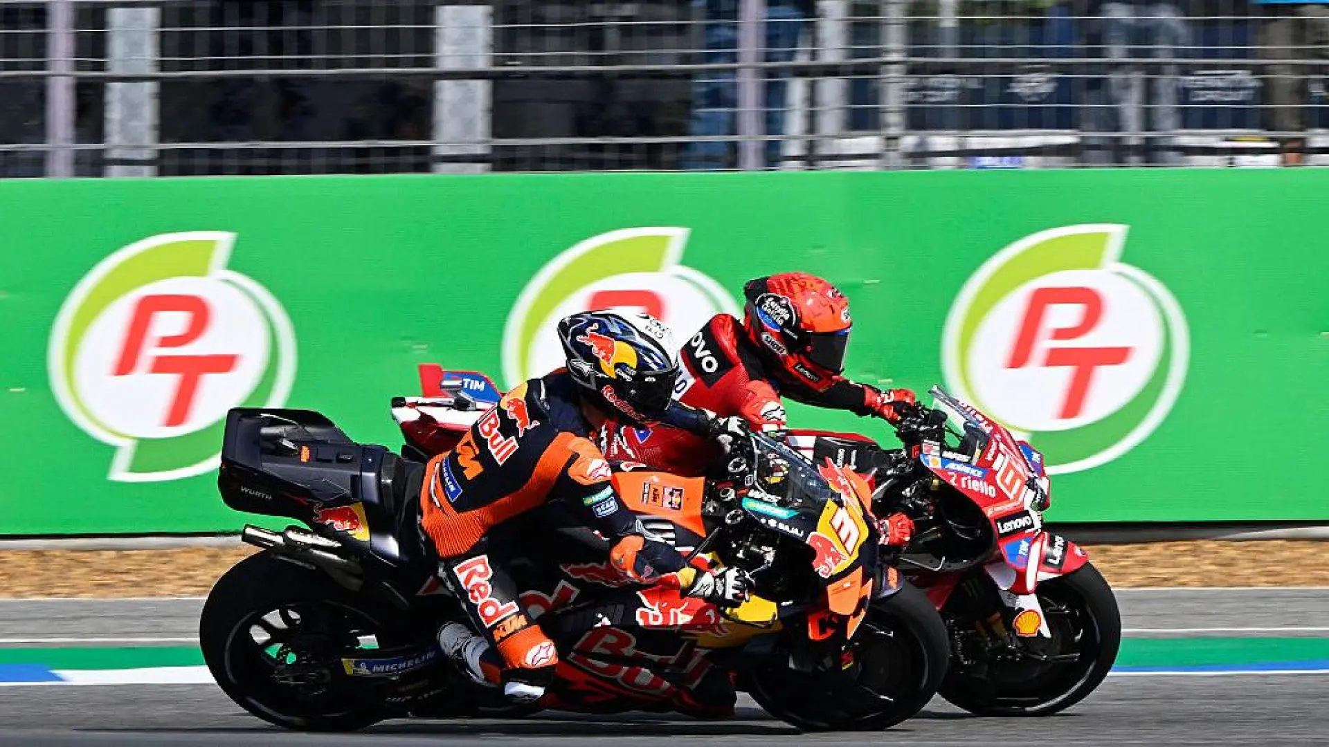 El Mundial de MotoGP empieza con polémica: sanción a Marc Márquez y una victoria de un Acosta que «hubiera preferido ser segundo»