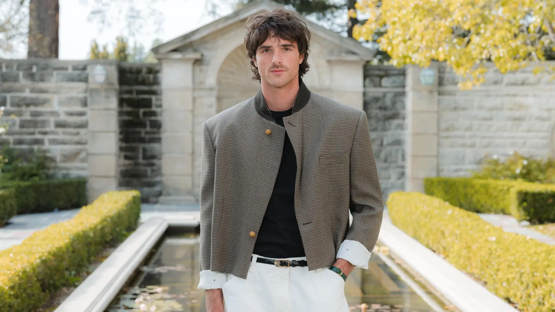 De Mango, de inspiración Chanel y rebajada: la versión femenina de la chaqueta más viral de Jacob Elordi