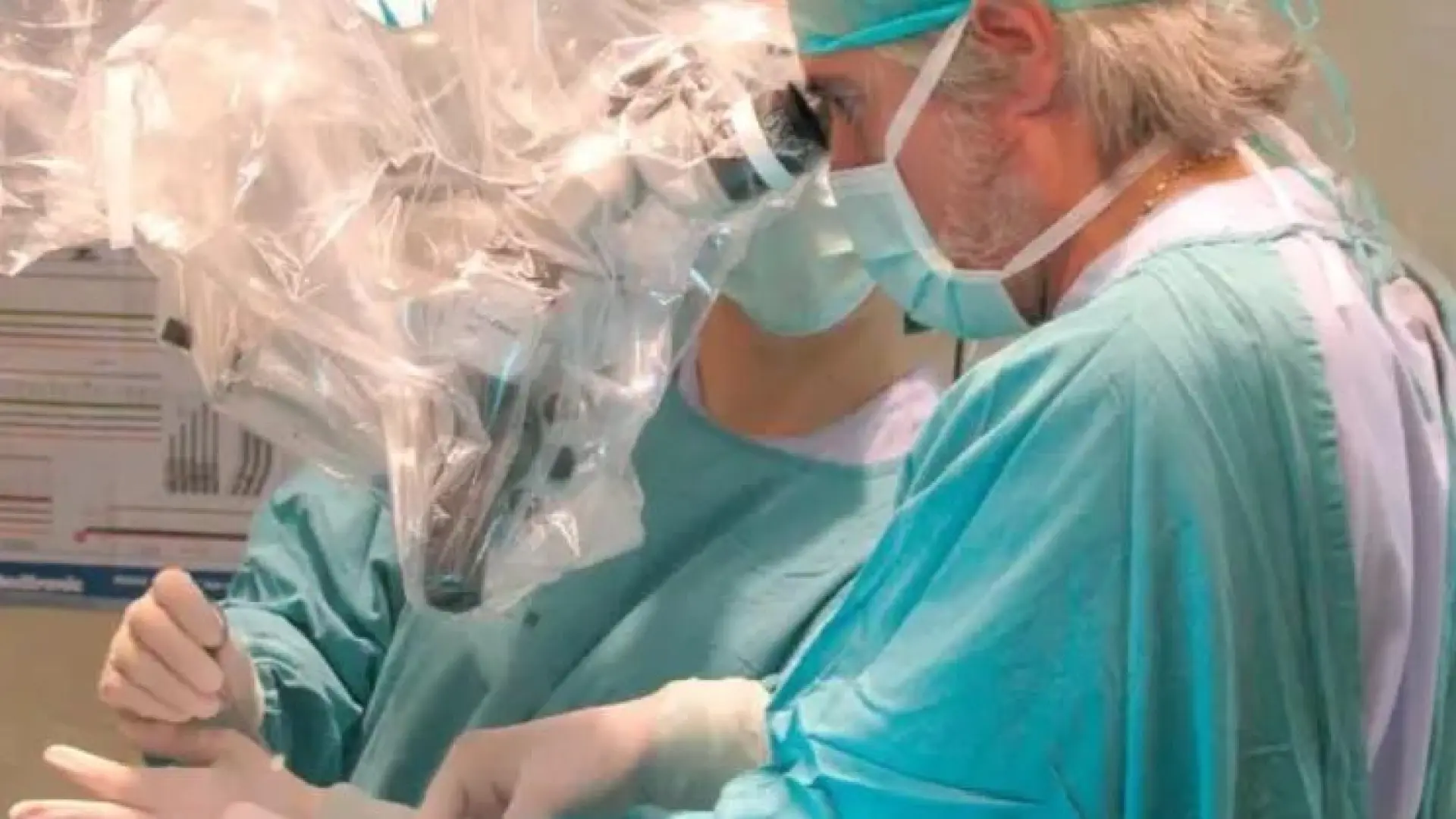 La técnica de la microcirugía: la 'lupa' de alta definición que revoluciona el tratamiento de los tumores cerebrales